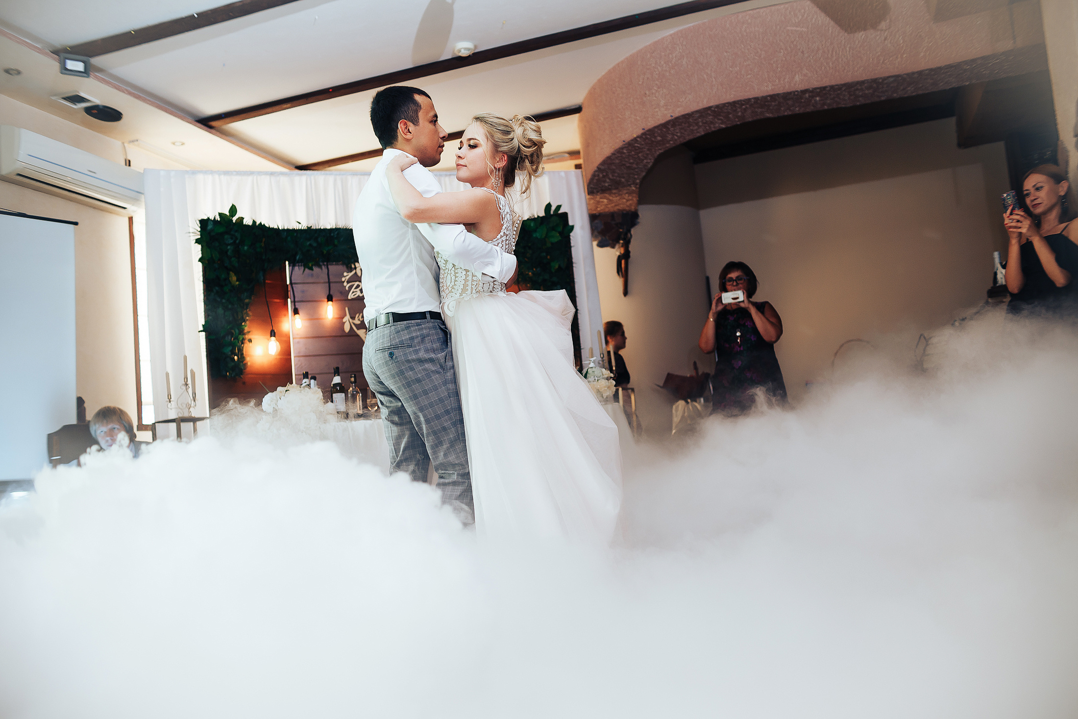 Свадебная фотосессия на сцене. Фотосъемка и видеосъемка в Калининграде Liveemotion.pro