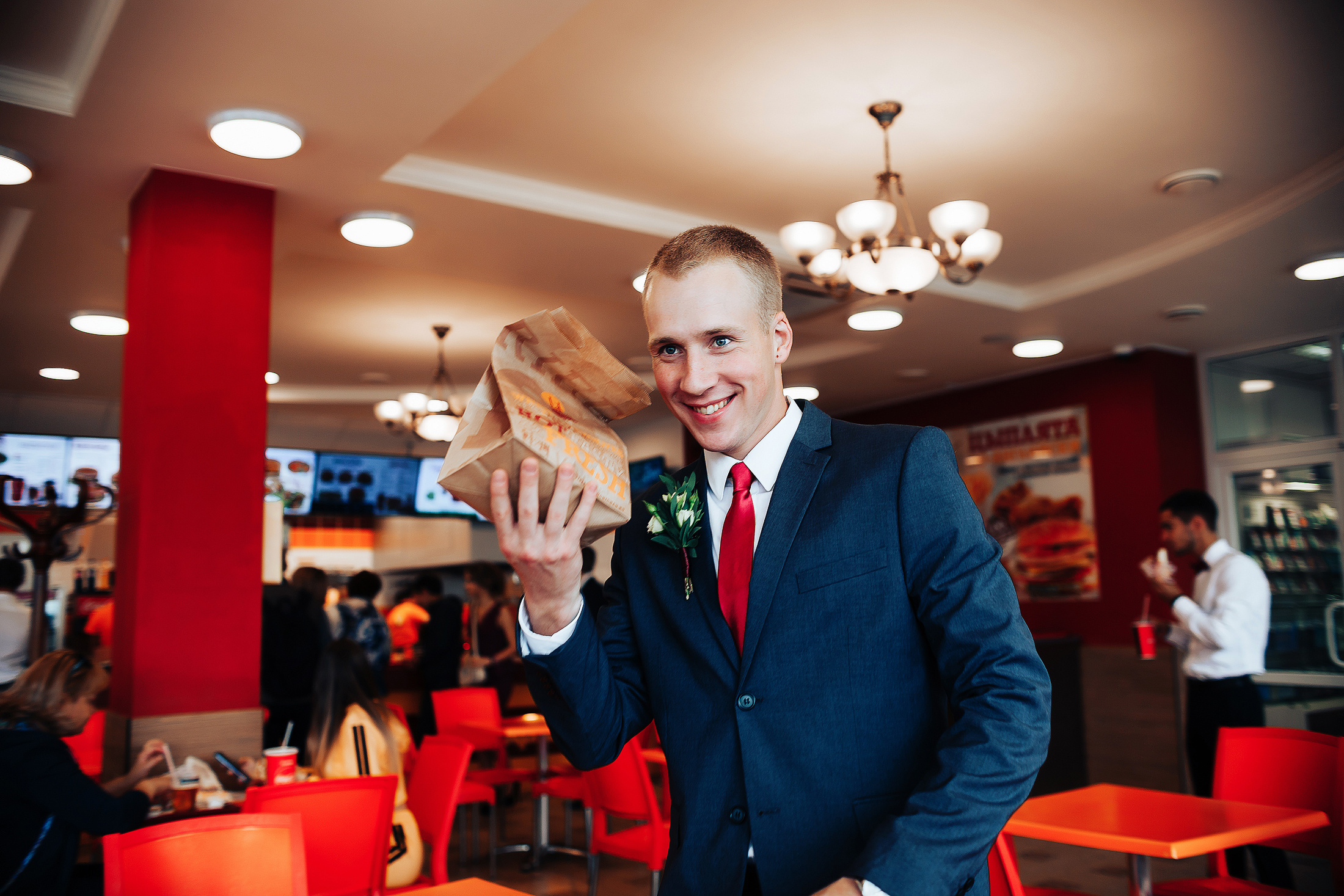 Молодежная фотосъемка свадьбы с бургерами. Фотосъемка и видеосъемка в Калининграде Liveemotion.pro