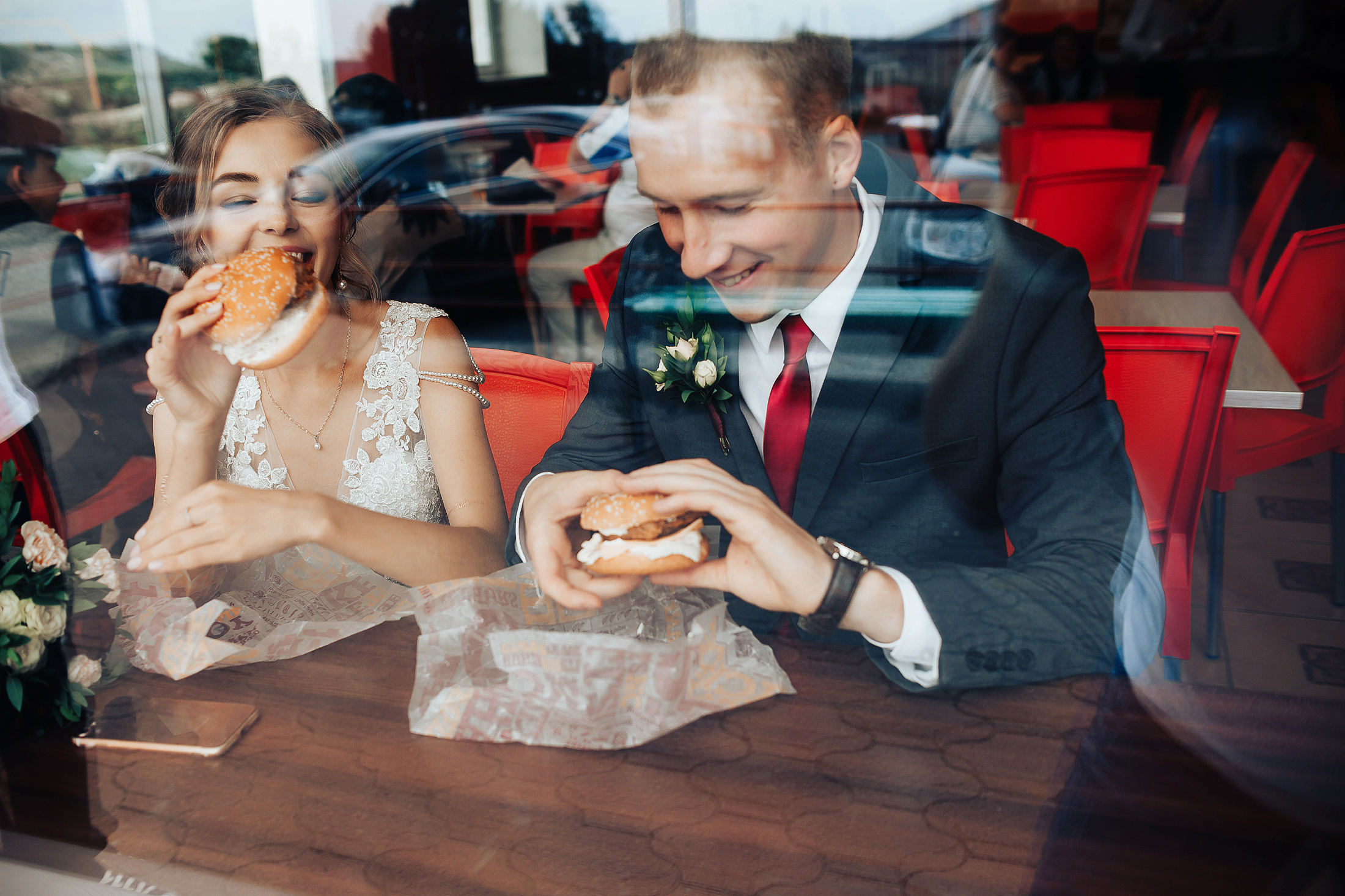 Молодежная фотосъемка свадьбы с бургерами. Фотосъемка и видеосъемка в Калининграде Liveemotion.pro