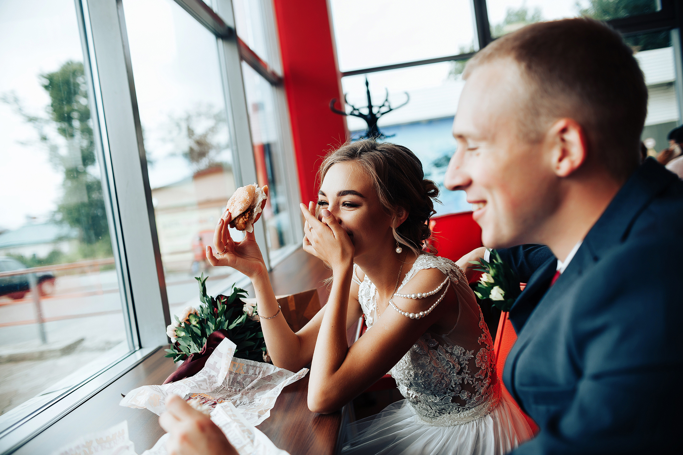 Молодежная фотосъемка свадьбы с бургерами. Фотосъемка и видеосъемка в Калининграде Liveemotion.pro