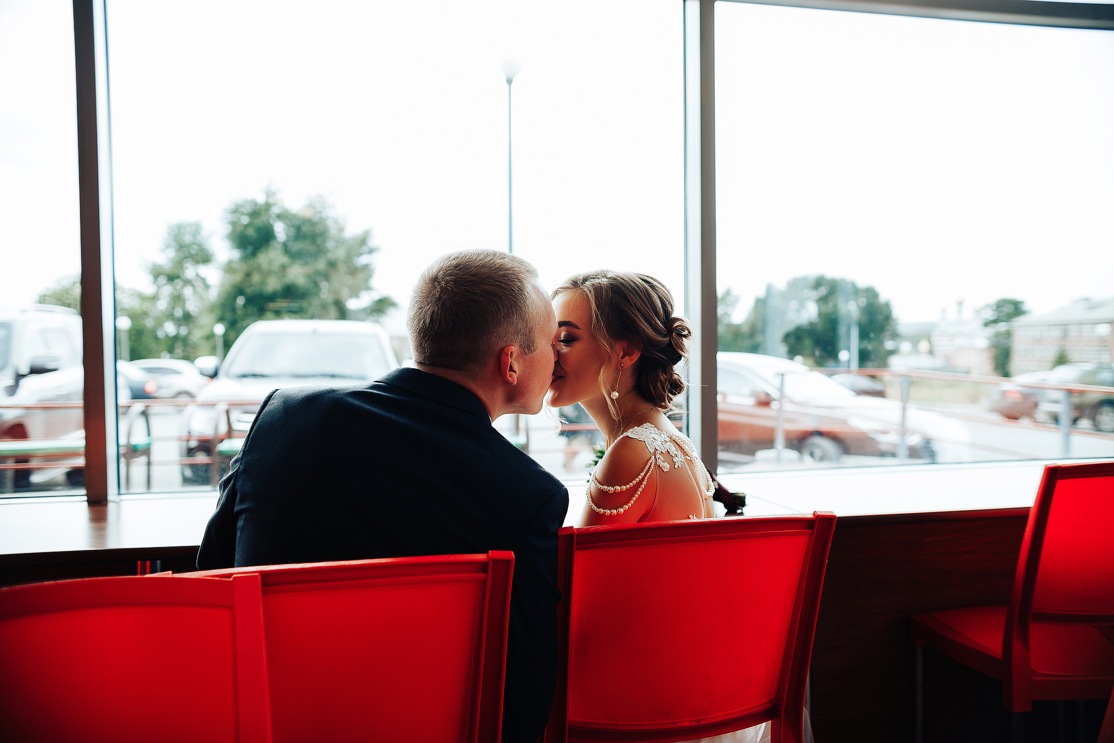 Молодежная фотосъемка свадьбы с бургерами. Фотосъемка и видеосъемка в Калининграде Liveemotion.pro