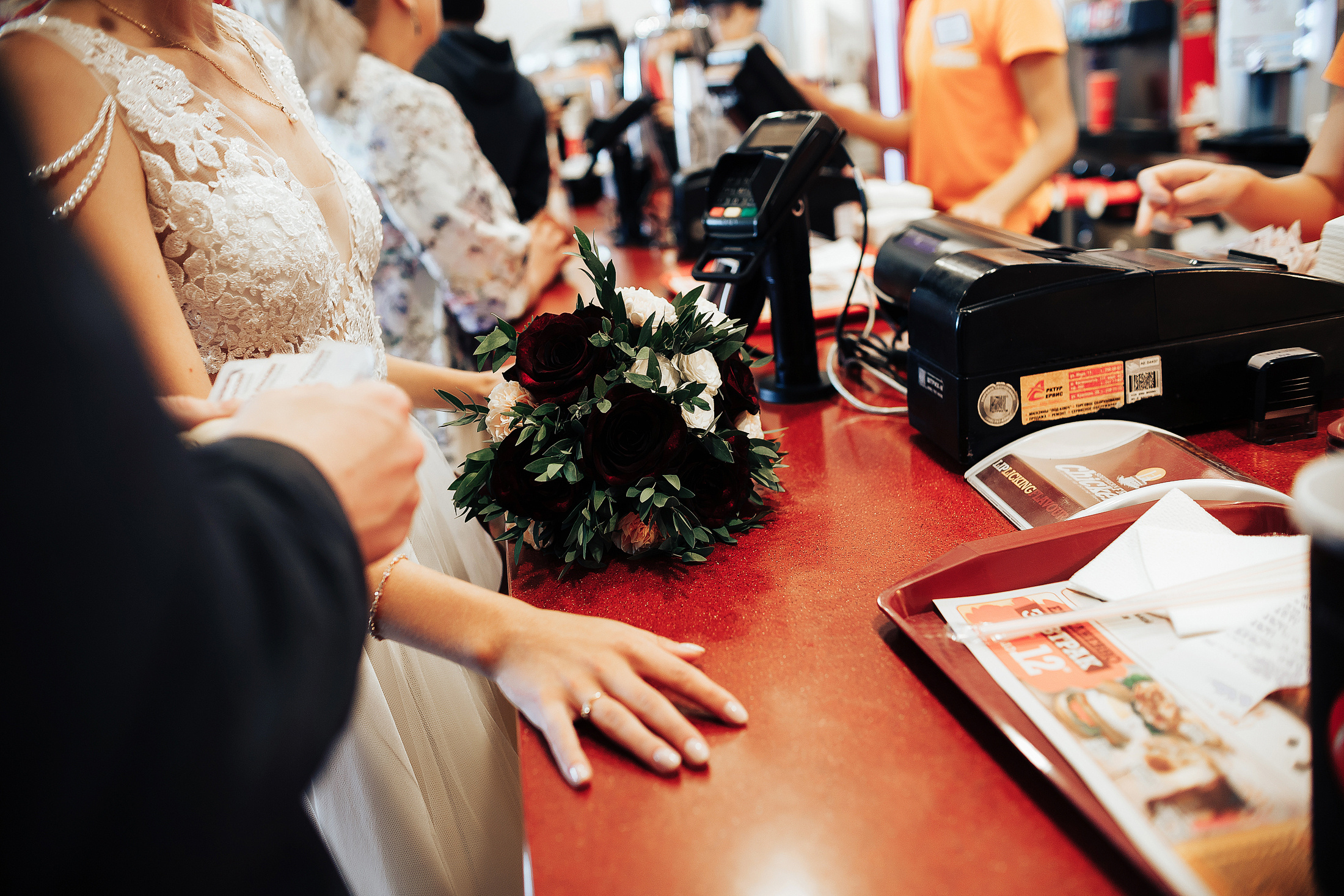 Молодежная фотосъемка свадьбы с бургерами. Фотосъемка и видеосъемка в Калининграде Liveemotion.pro