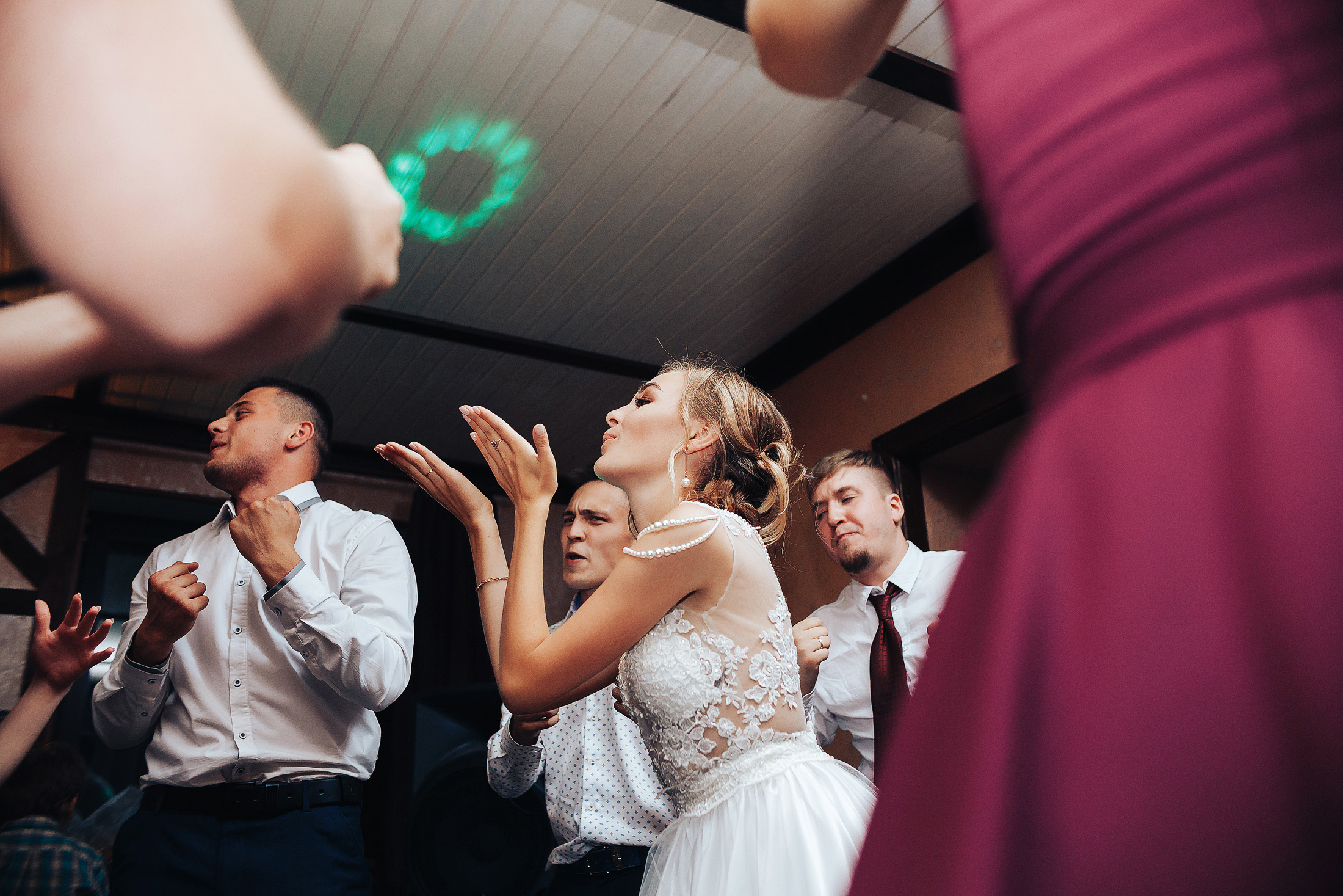 Молодежная фотосъемка свадьбы с бургерами. Фотосъемка и видеосъемка в Калининграде Liveemotion.pro