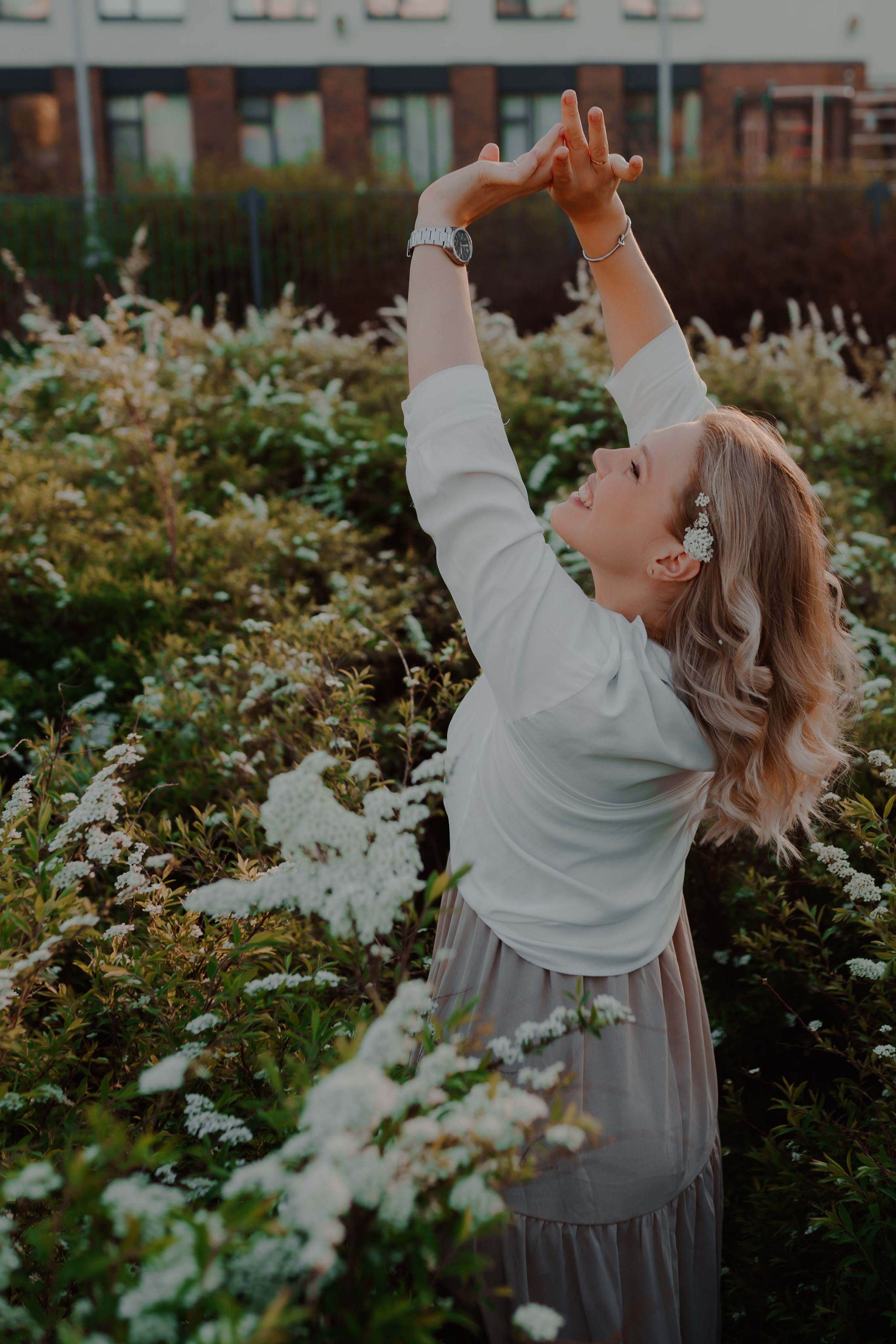 Александра в цветущей яблоне. Семейный и индивидуальный фотограф в Санкт-Петербурге Маргарита Щипкова