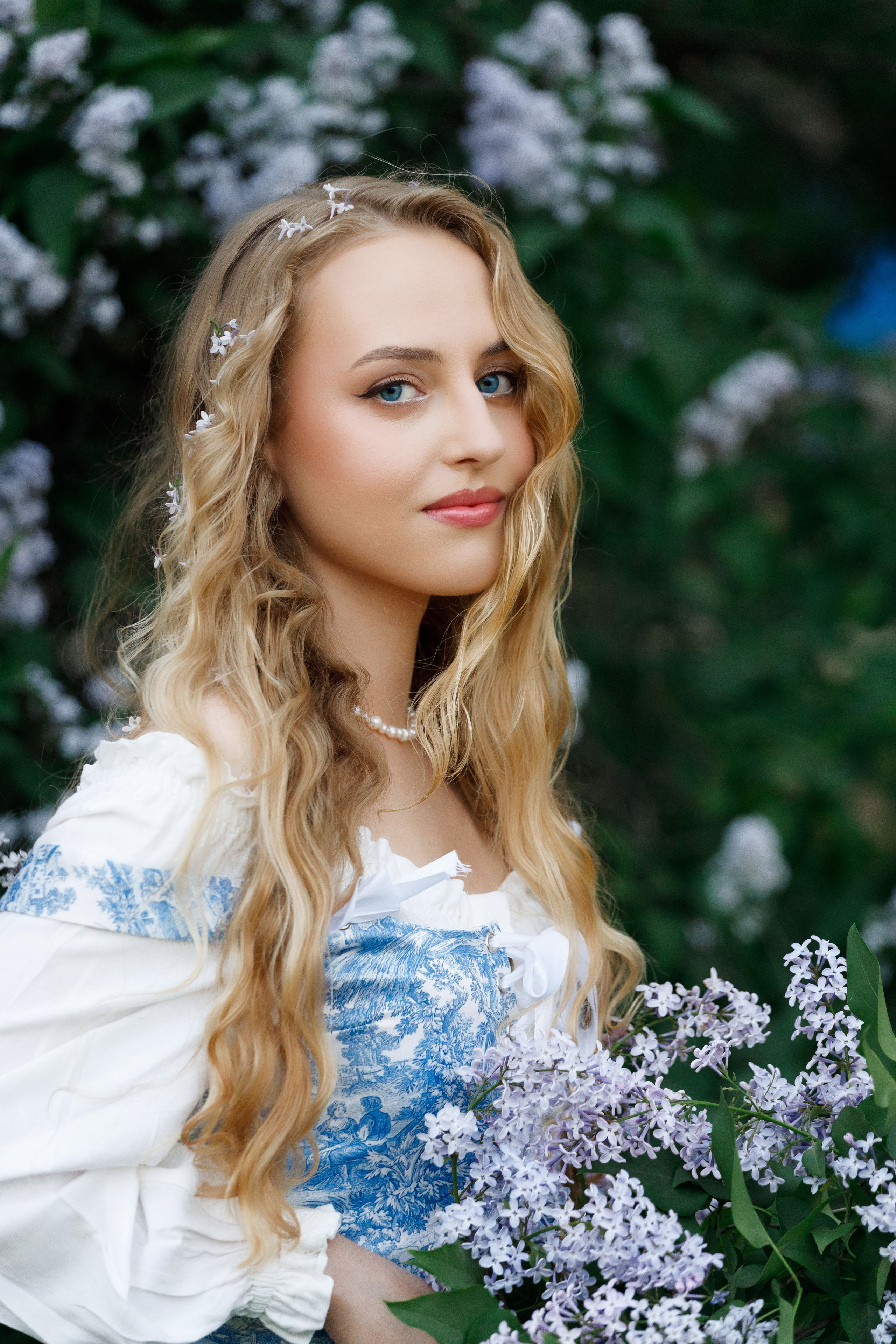 Фотосъемка в цветущей сирени. Модель Ангелина. Фотограф Яков Поспехов