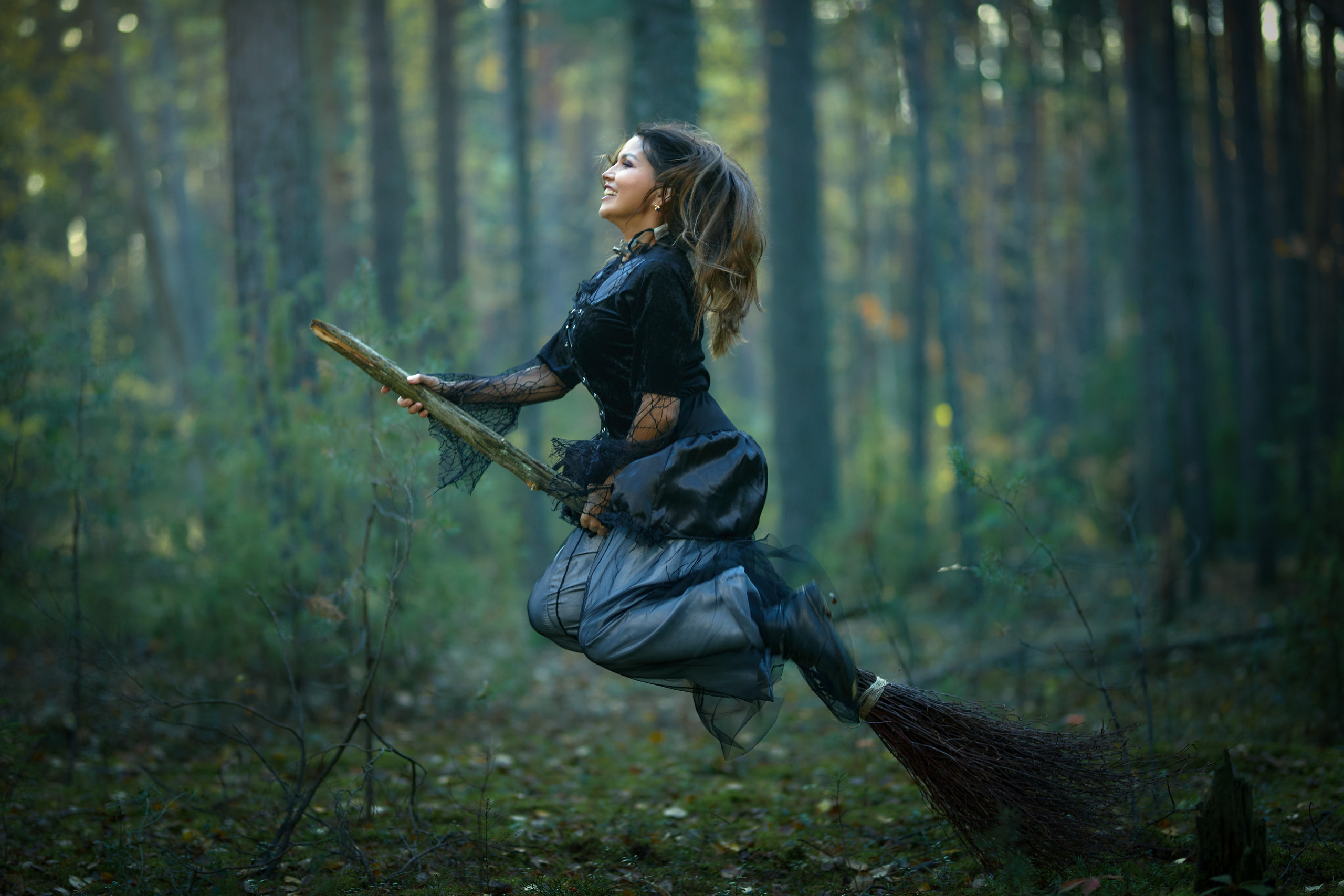 Ведьма летит на метле в лесу