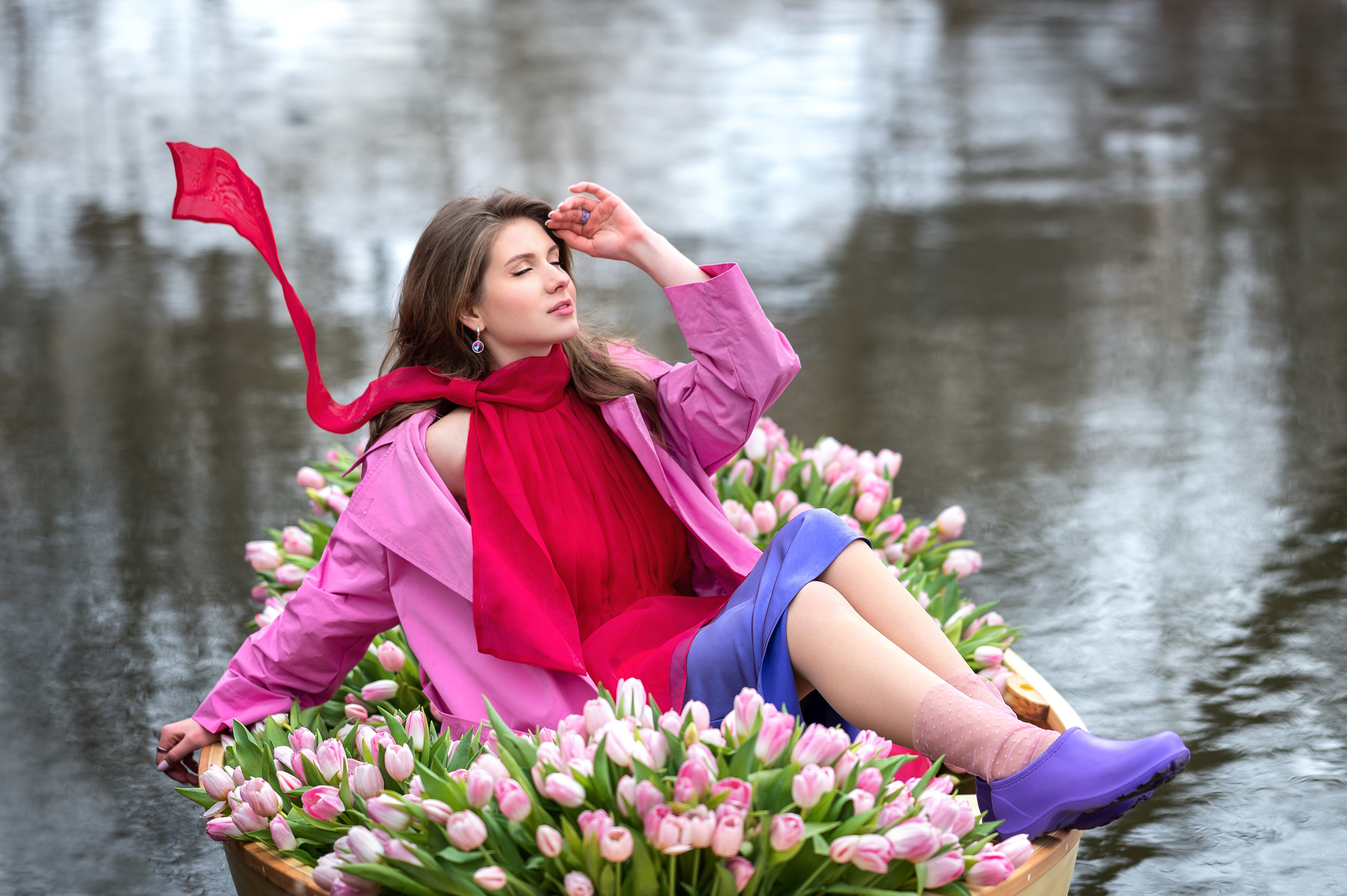Фотосессия в лодке с тюльпанами. Фотограф Елена Сасс Москва