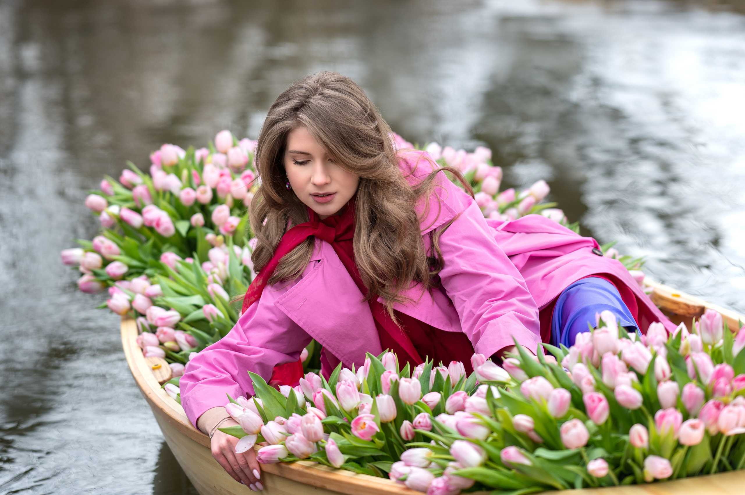 Фотосессия в лодке с тюльпанами. Фотограф Елена Сасс Москва