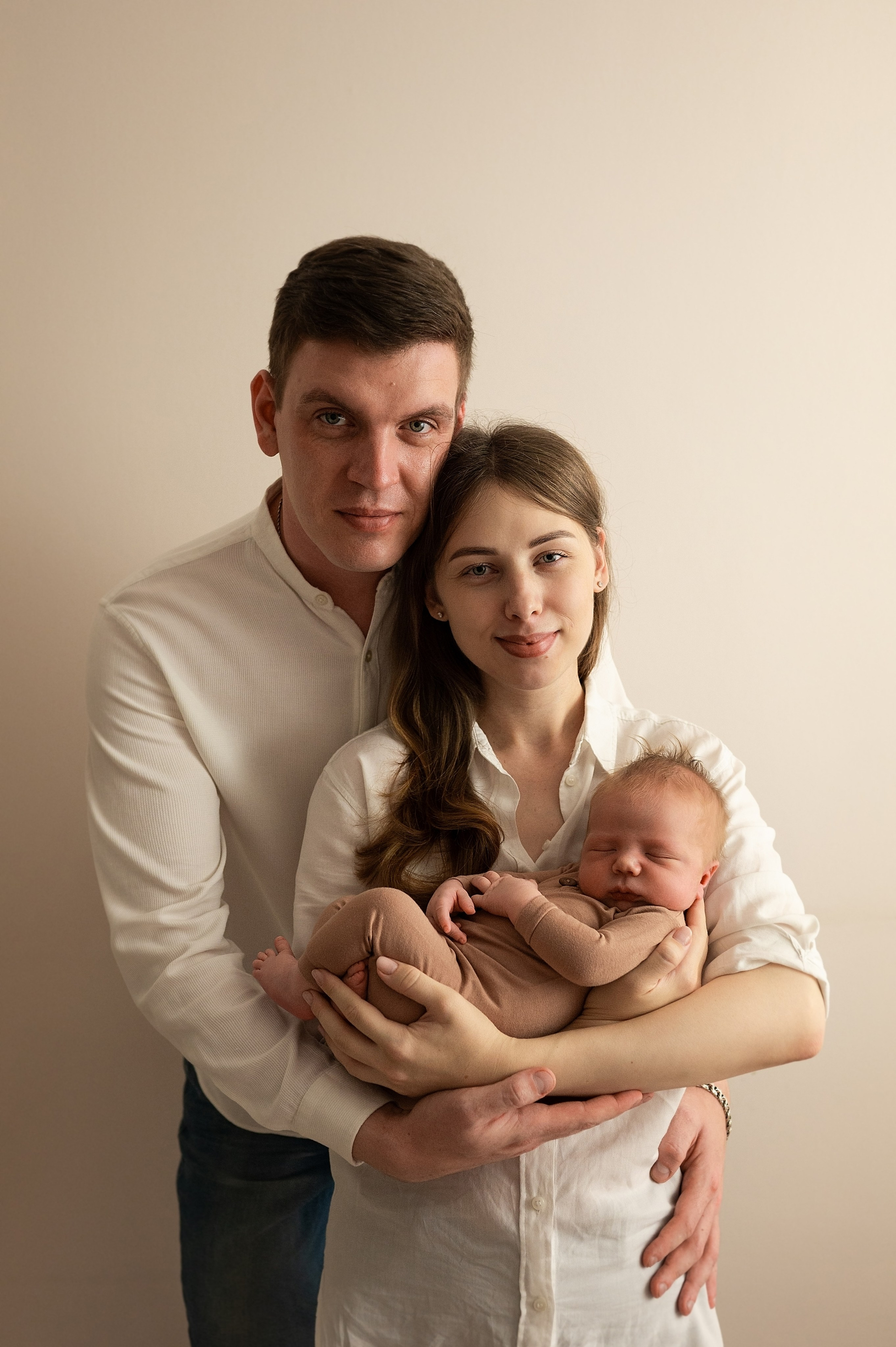 семейное фото родителей с новорожденным ребенком