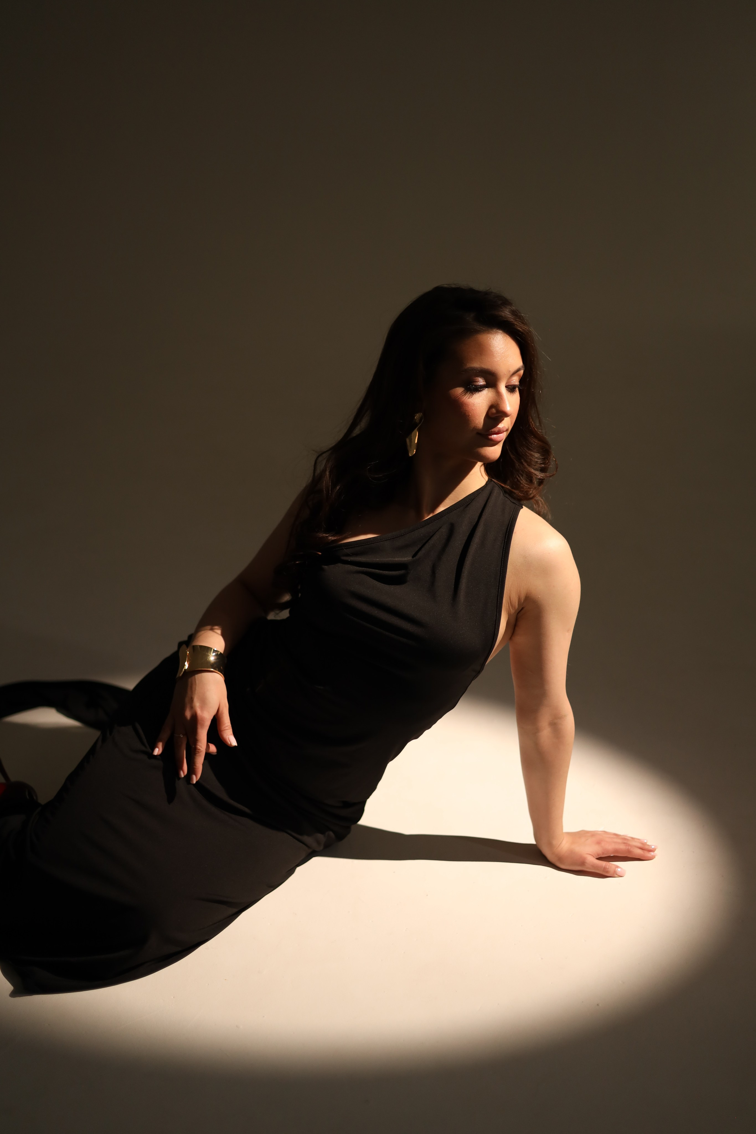 Черное платье на одно плечо с вырезом на спине. Профессиональный Фотограф в Казани Яна Забелина