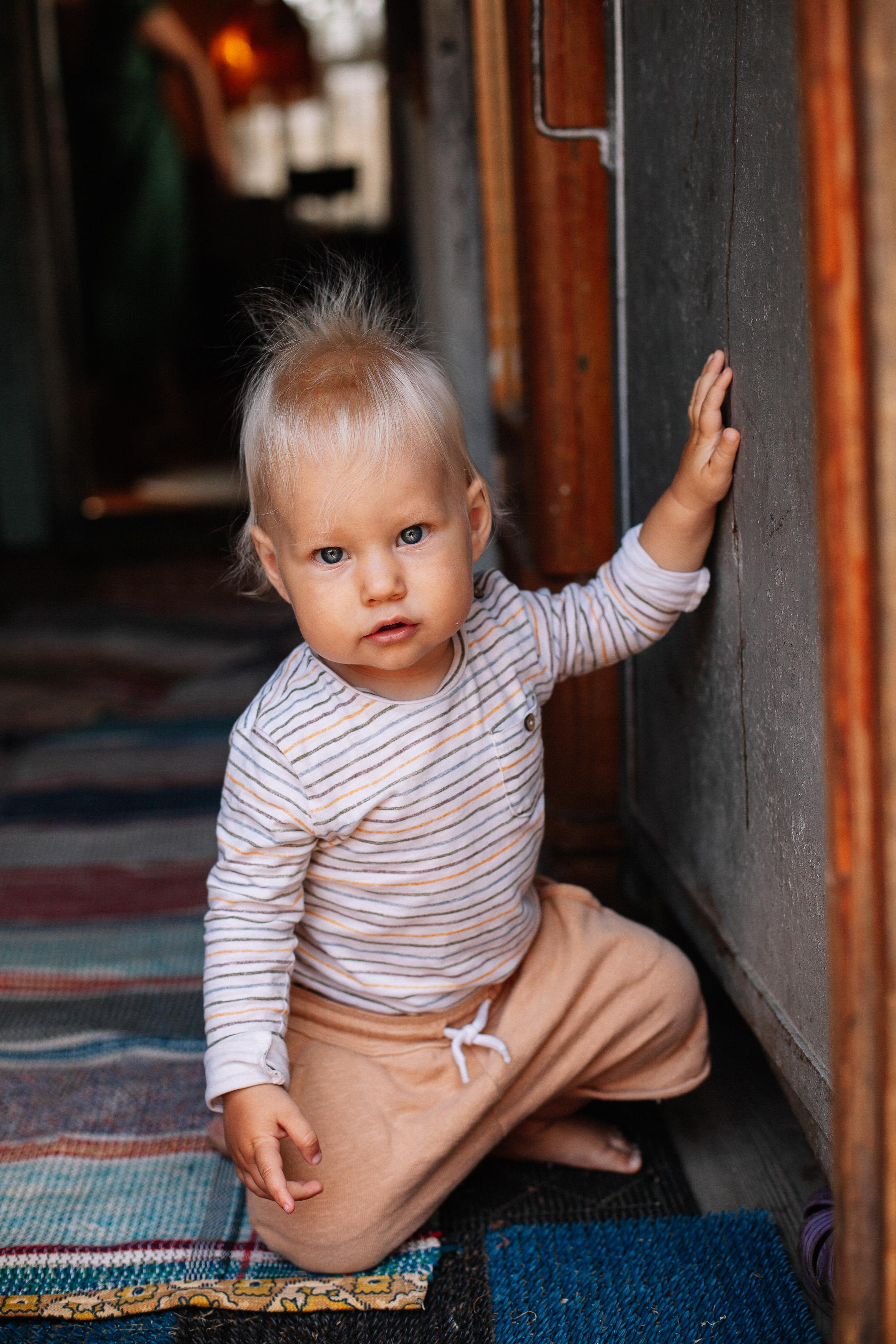 Виталий, Аня, Маруся и Лёша, съемка на даче. Семейный фотограф Трусова Евгения в Екатеринбурге
