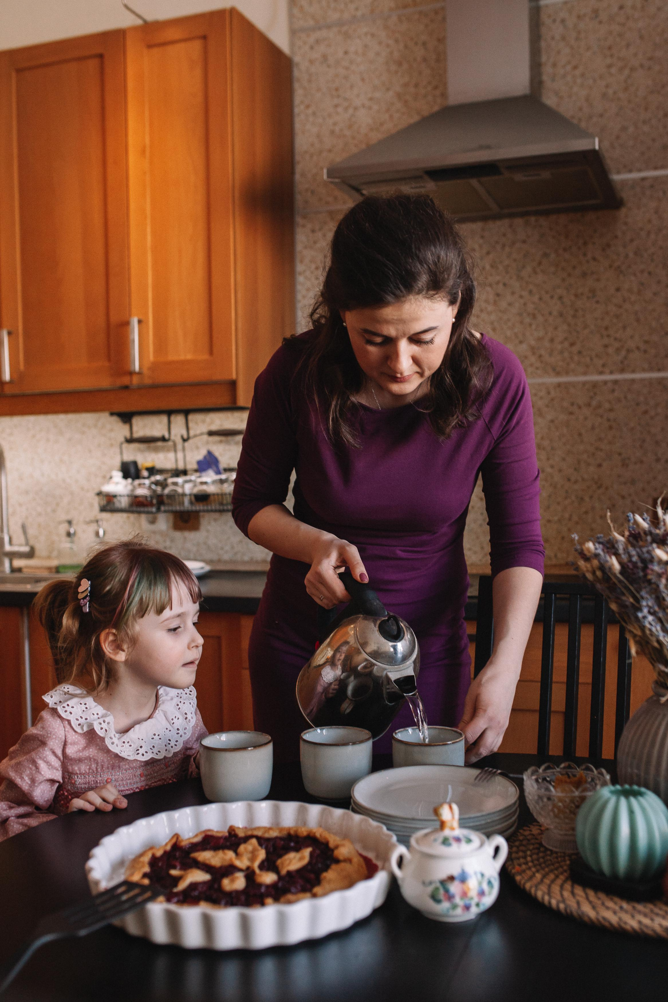 Сергей, Мария и Ксюша. Семейная фотосессия дома 2.03.2022 г. Семейный фотограф Трусова Евгения в Екатеринбурге