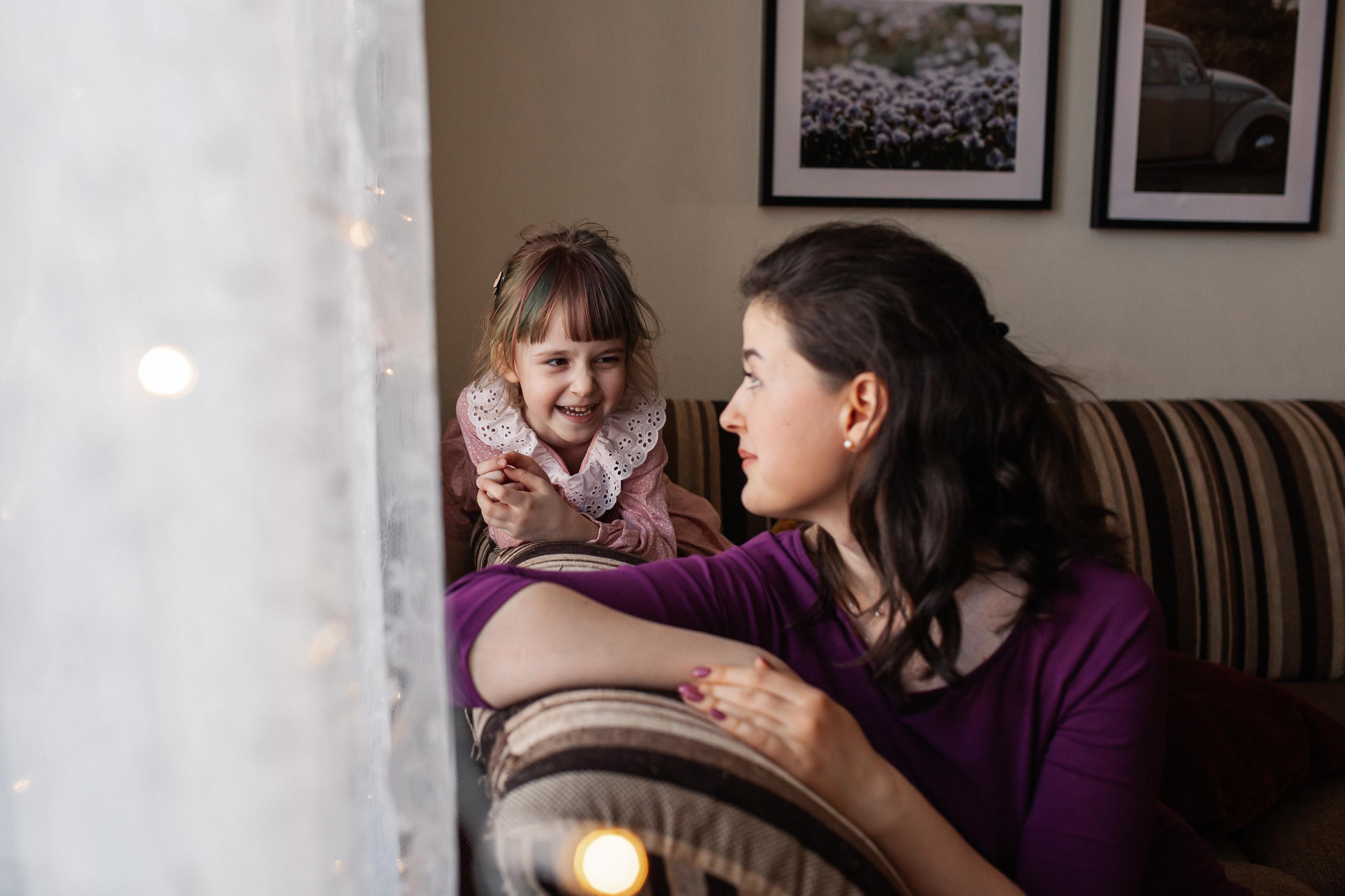 Сергей, Мария и Ксюша. Семейная фотосессия дома 2.03.2022 г. Семейный фотограф Трусова Евгения в Екатеринбурге