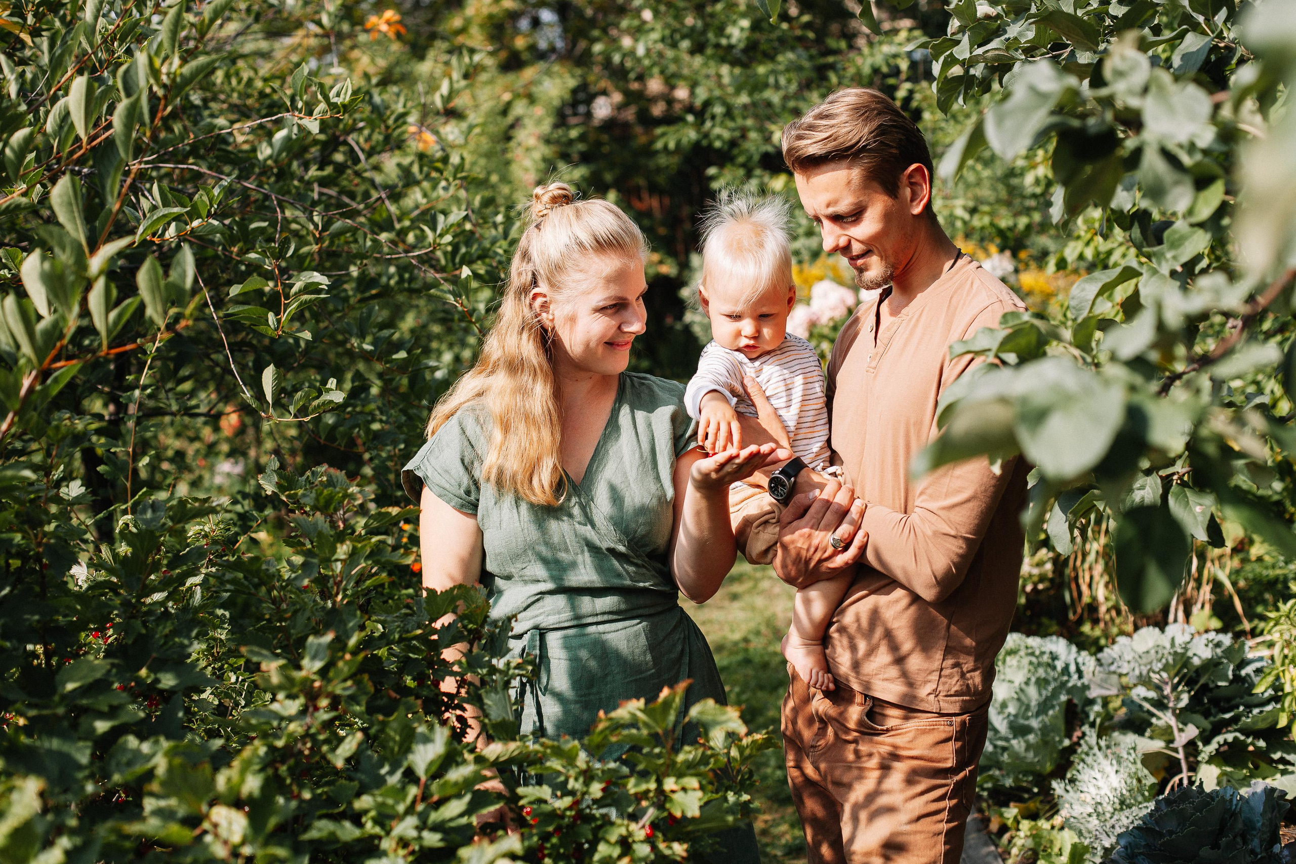 Виталий, Аня, Маруся и Лёша, съемка на даче. Семейный фотограф Трусова Евгения в Екатеринбурге