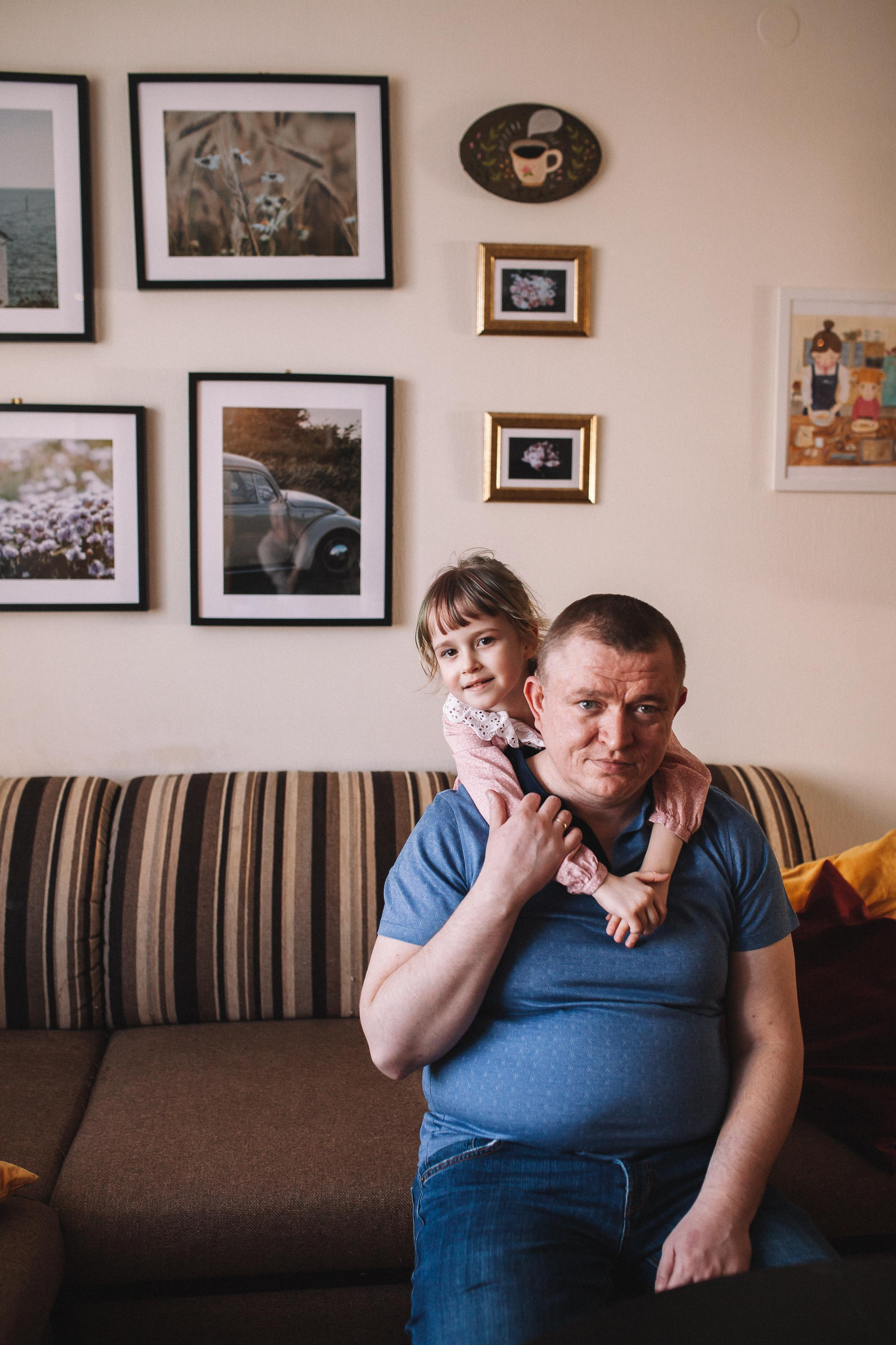 Сергей, Мария и Ксюша. Семейная фотосессия дома 2.03.2022 г. Семейный фотограф Трусова Евгения в Екатеринбурге