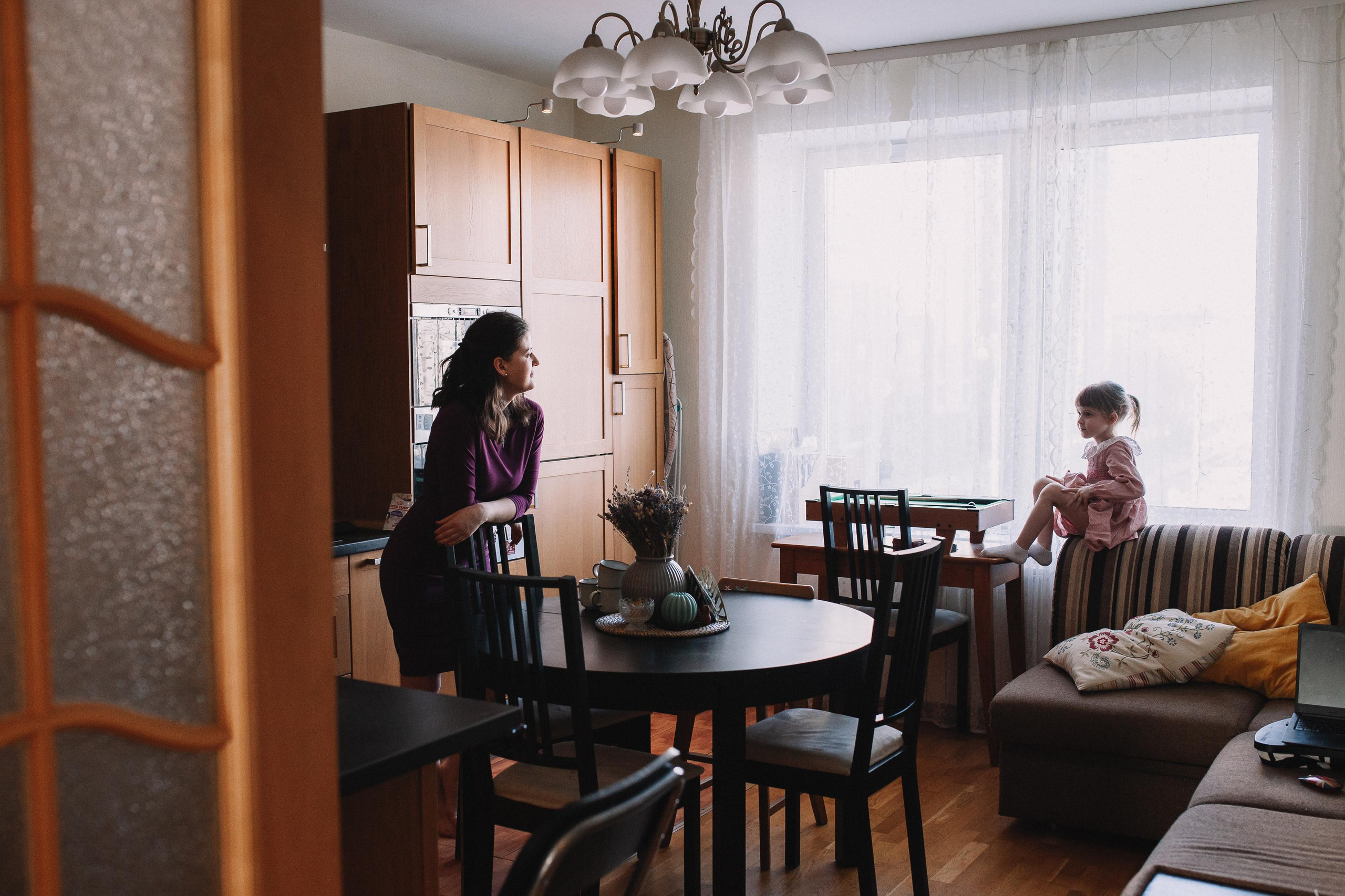 Сергей, Мария и Ксюша. Семейная фотосессия дома 2.03.2022 г. Семейный фотограф Трусова Евгения в Екатеринбурге