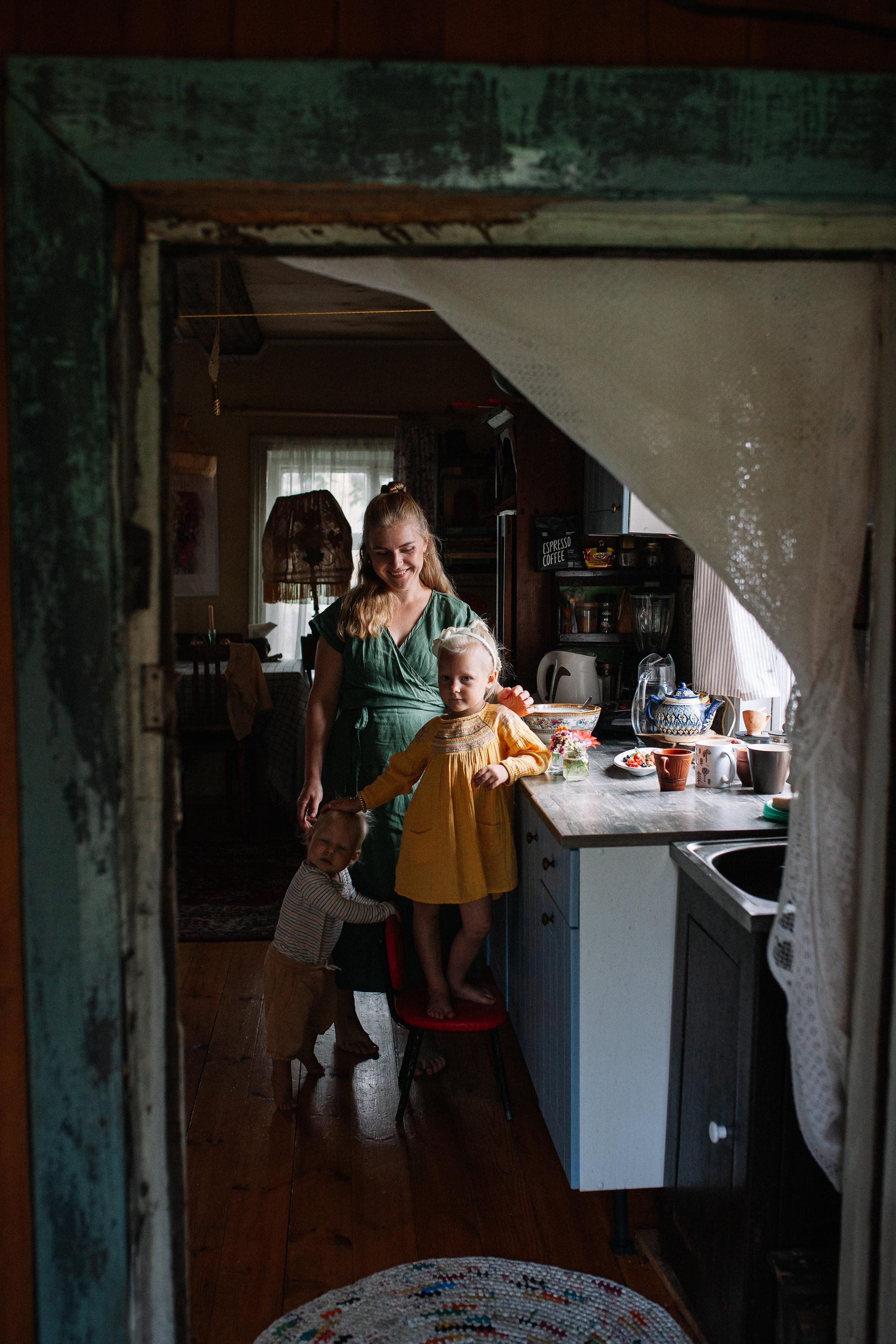 Виталий, Аня, Маруся и Лёша, съемка на даче. Семейный фотограф Трусова Евгения в Екатеринбурге