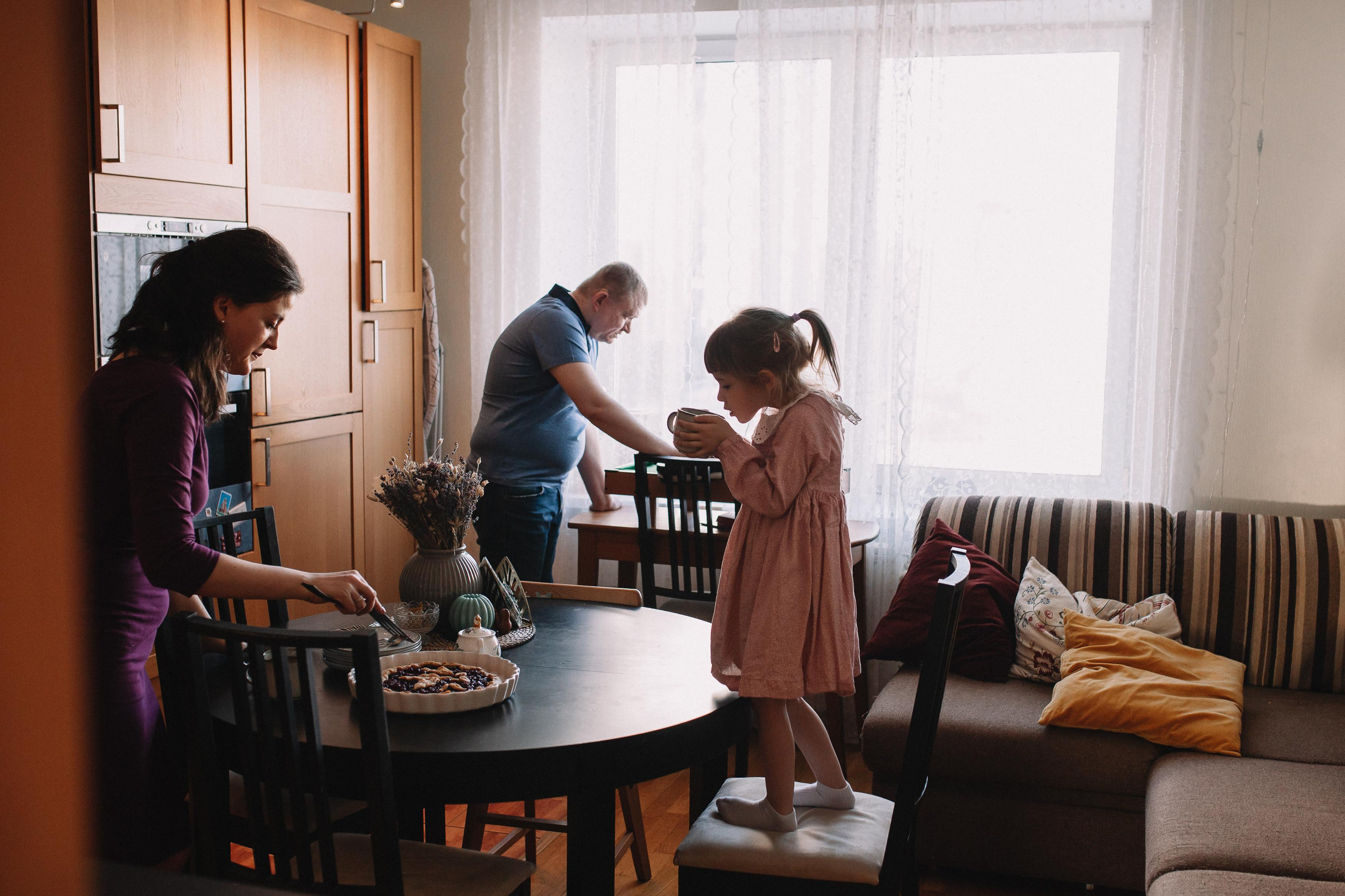 Сергей, Мария и Ксюша. Семейная фотосессия дома 2.03.2022 г. Семейный фотограф Трусова Евгения в Екатеринбурге