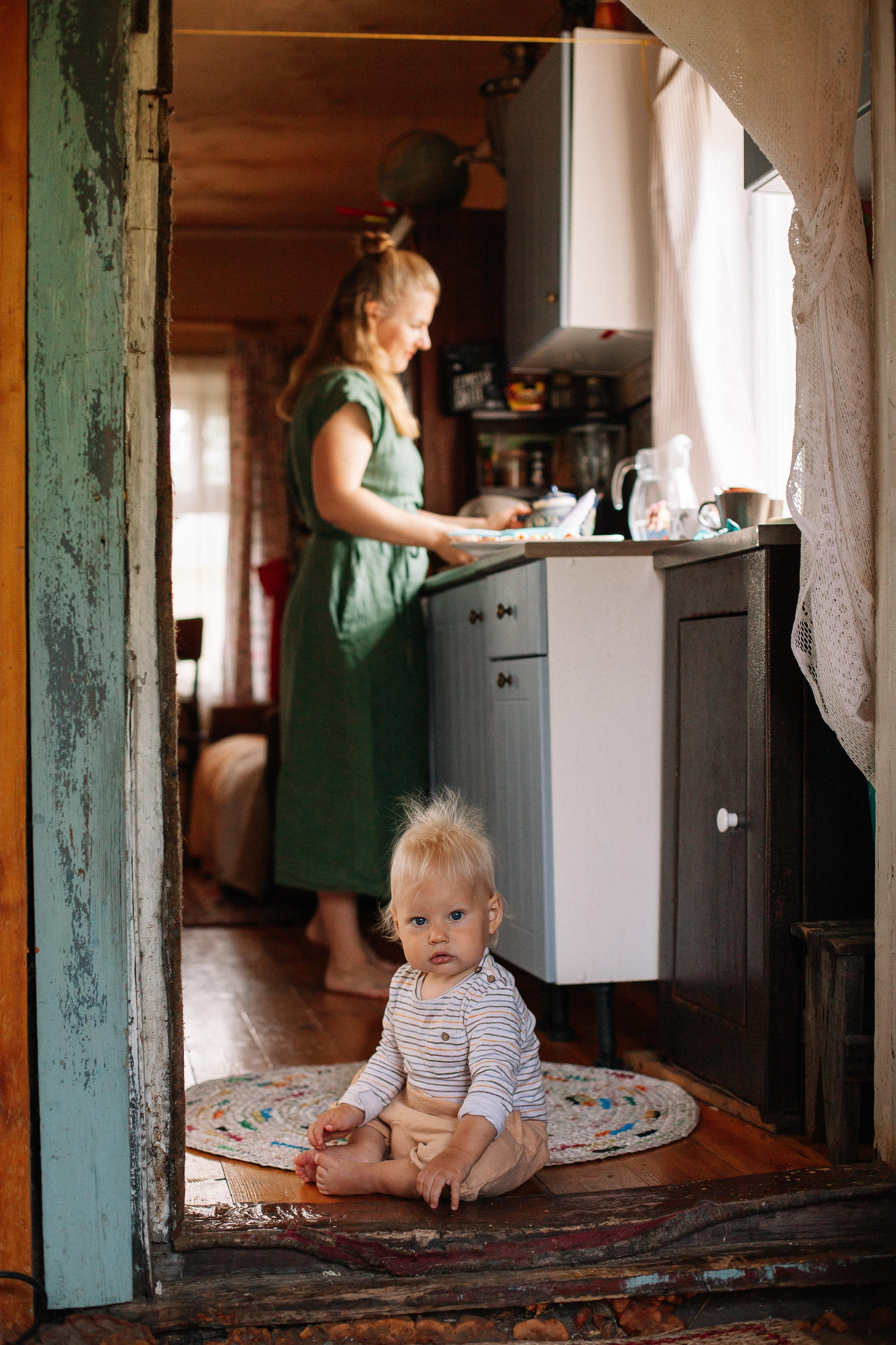 Виталий, Аня, Маруся и Лёша, съемка на даче. Семейный фотограф Трусова Евгения в Екатеринбурге