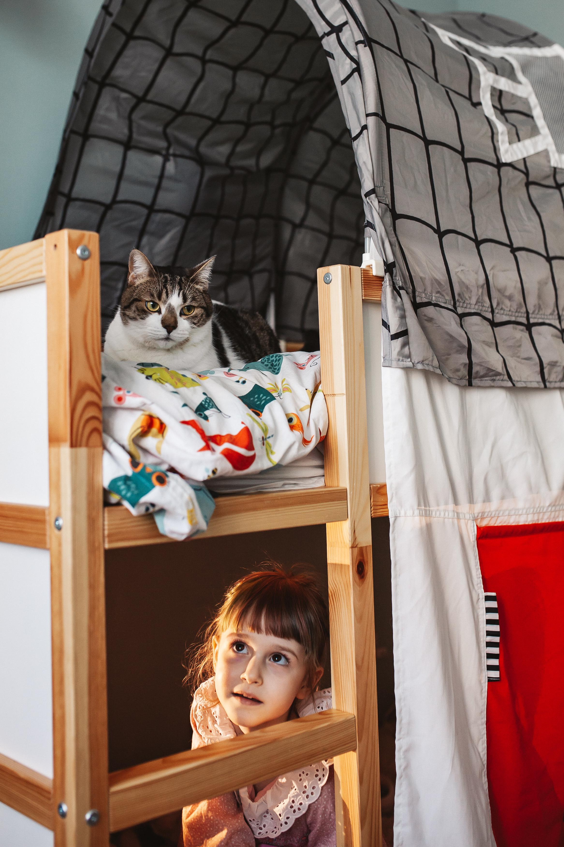 Сергей, Мария и Ксюша. Семейная фотосессия дома 2.03.2022 г. Семейный фотограф Трусова Евгения в Екатеринбурге