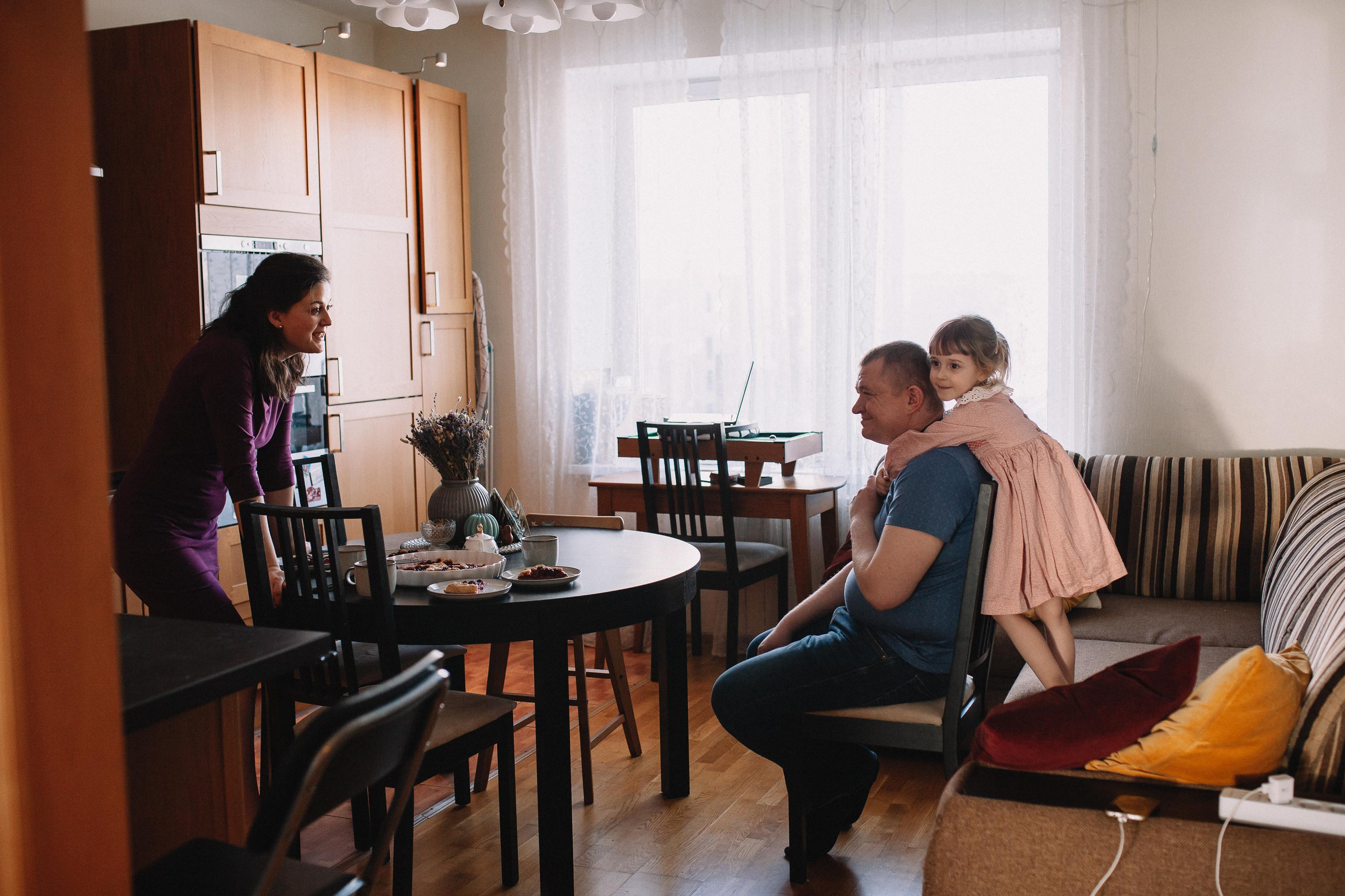 Сергей, Мария и Ксюша. Семейная фотосессия дома 2.03.2022 г. Семейный фотограф Трусова Евгения в Екатеринбурге