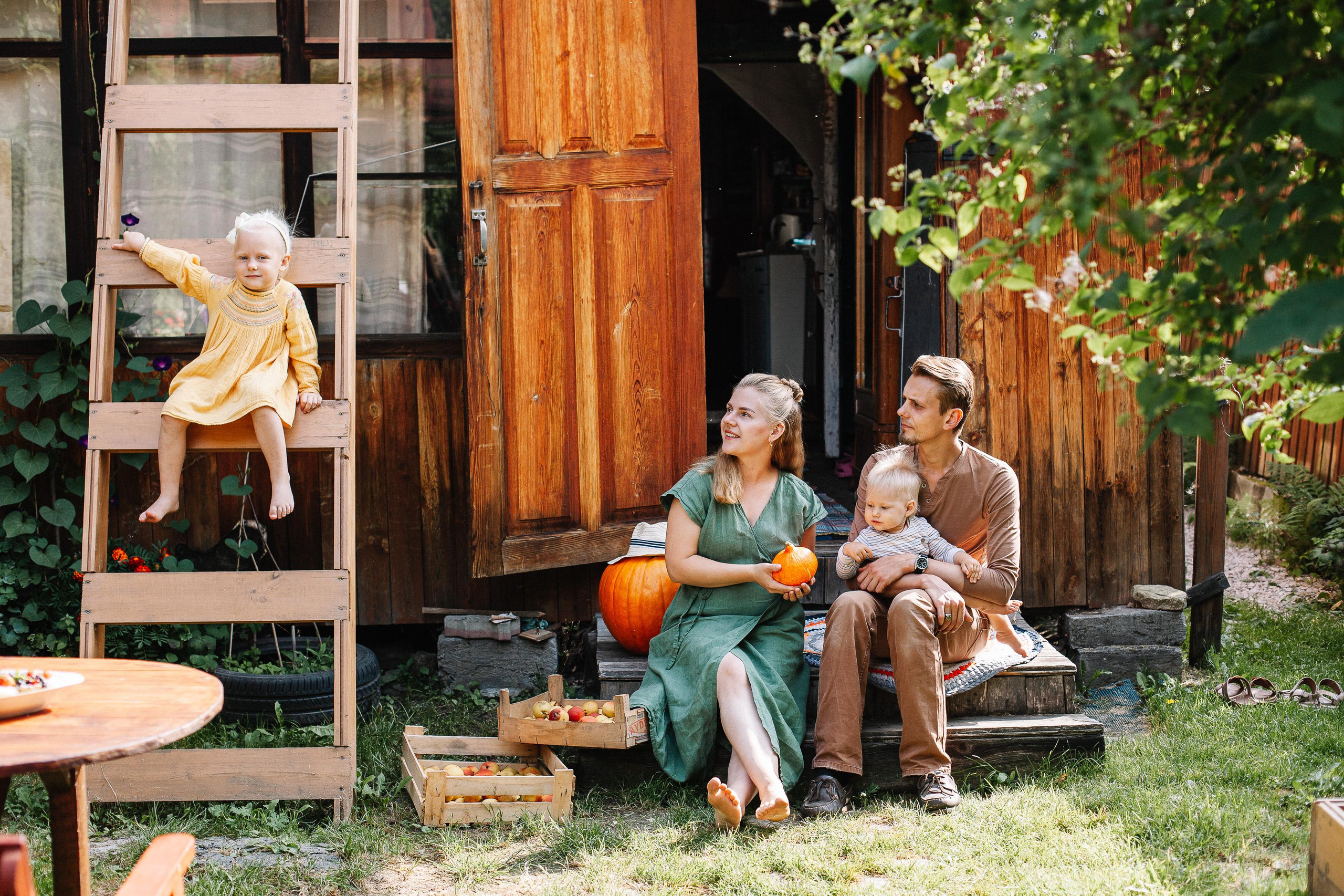 Виталий, Аня, Маруся и Лёша, съемка на даче. Семейный фотограф Трусова Евгения в Екатеринбурге