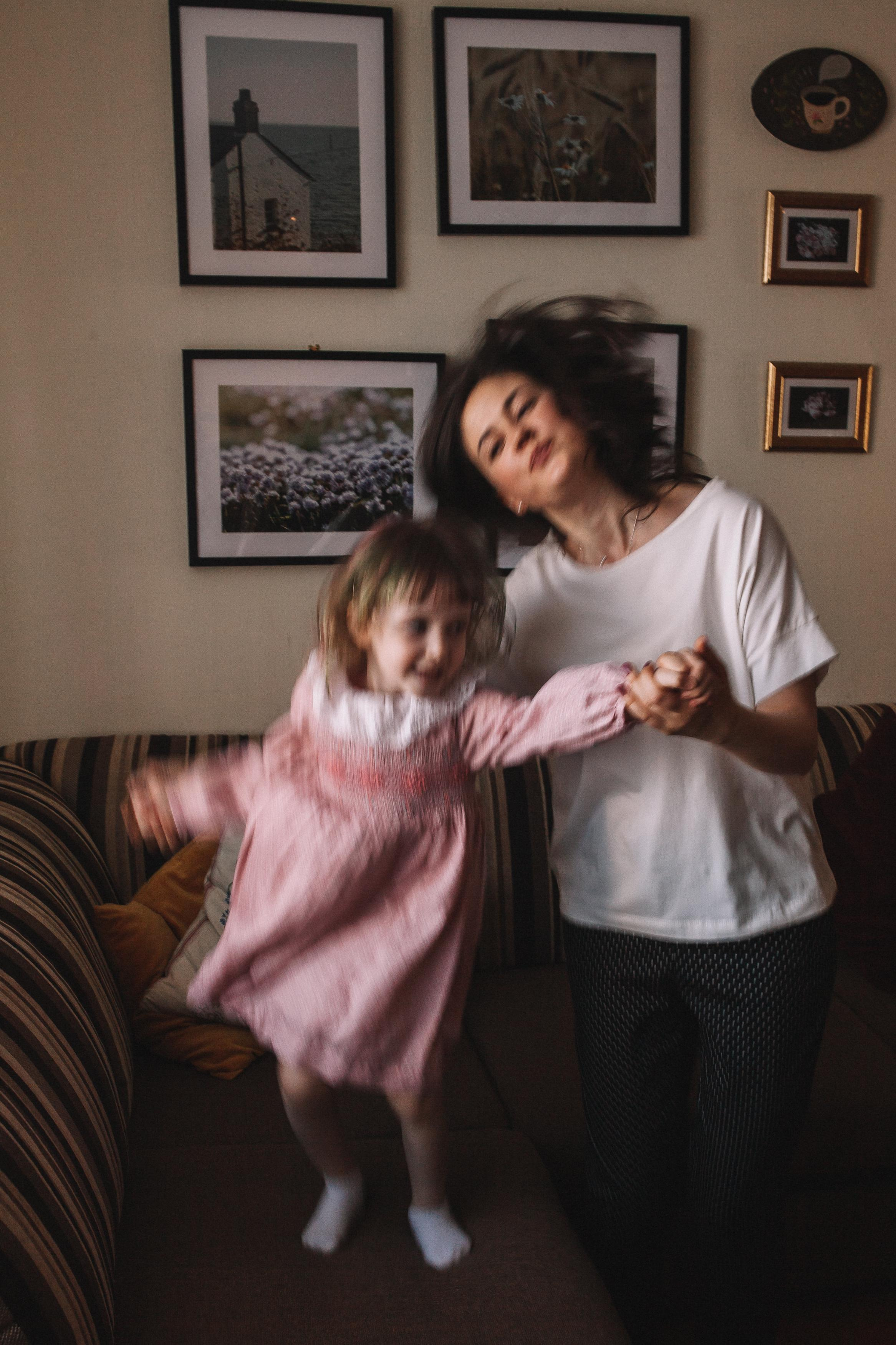 Сергей, Мария и Ксюша. Семейная фотосессия дома 2.03.2022 г. Семейный фотограф Трусова Евгения в Екатеринбурге