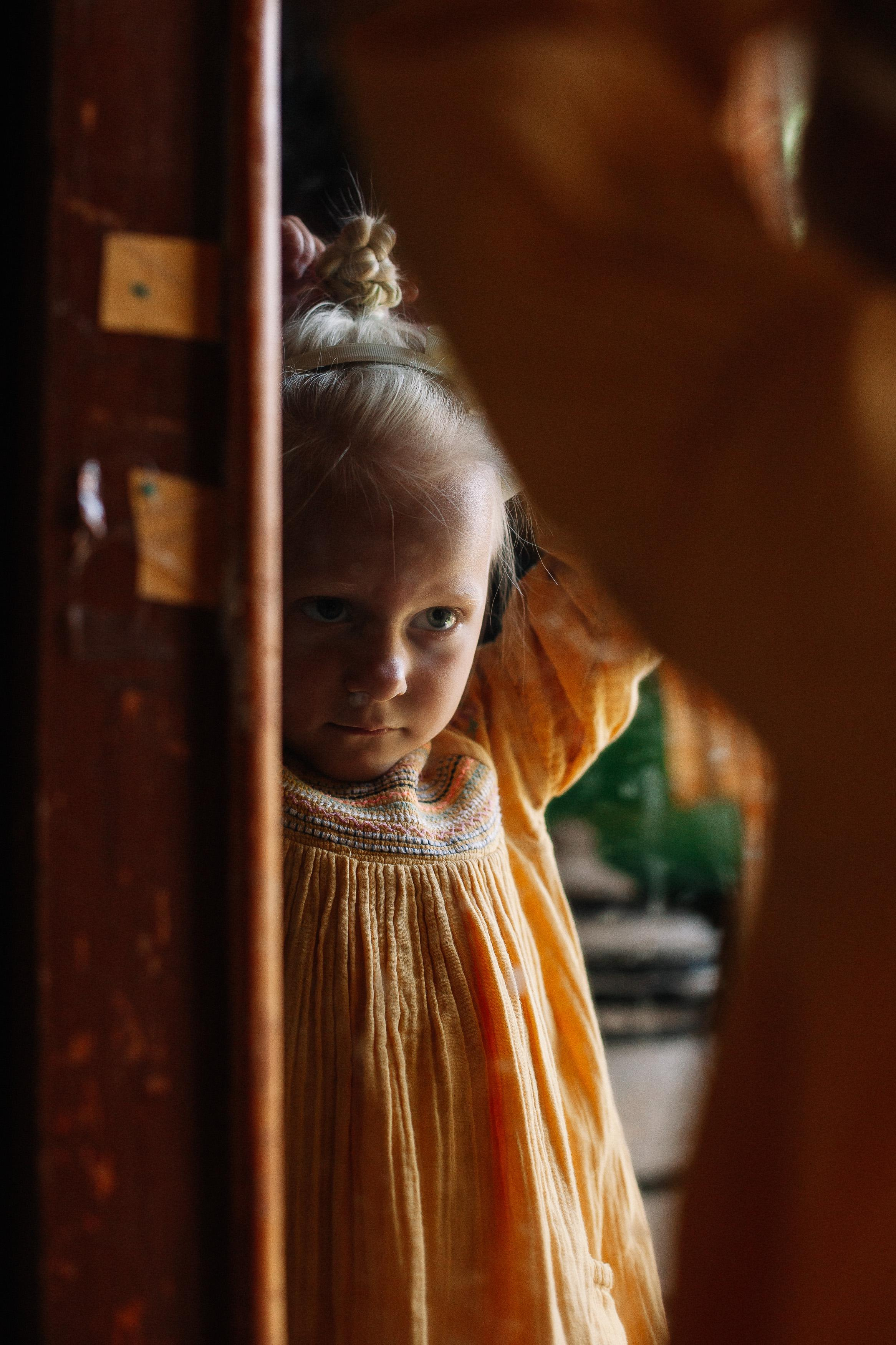 Виталий, Аня, Маруся и Лёша, съемка на даче. Семейный фотограф Трусова Евгения в Екатеринбурге
