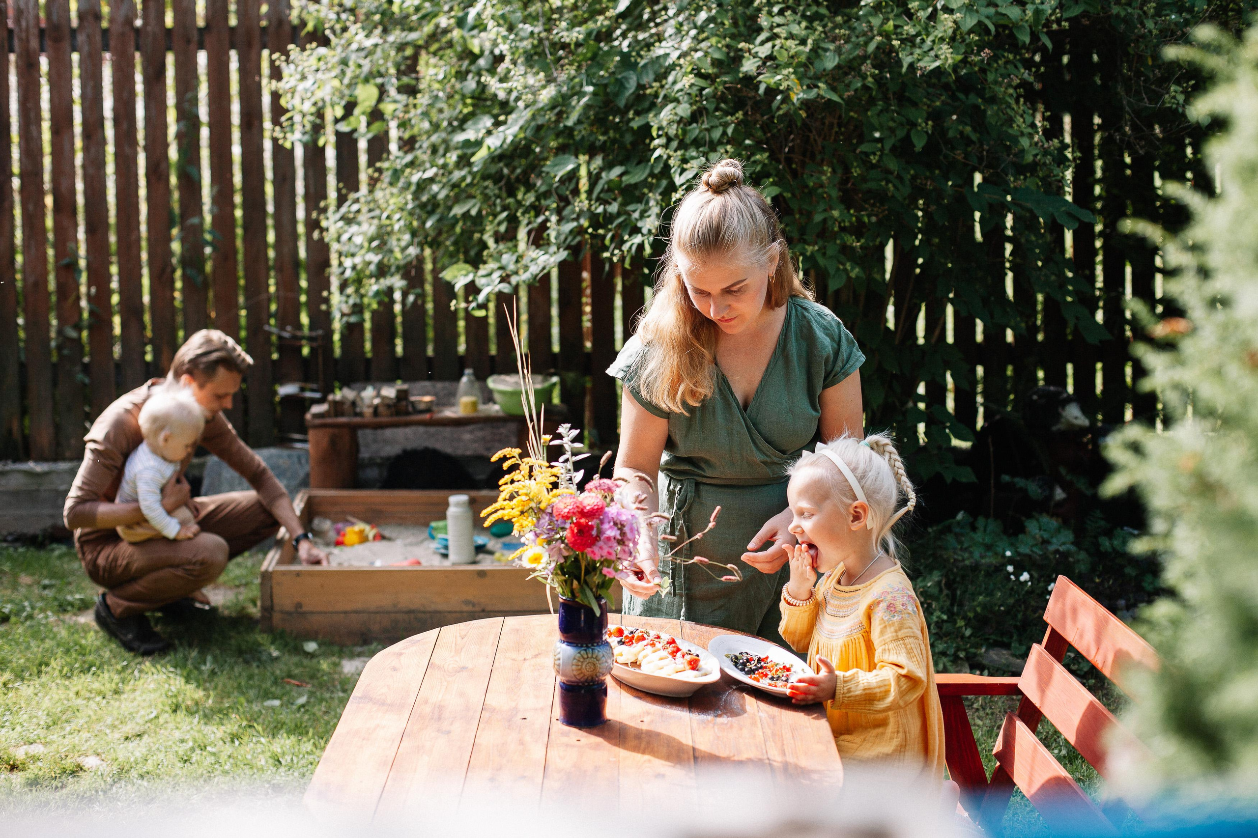 Виталий, Аня, Маруся и Лёша, съемка на даче. Семейный фотограф Трусова Евгения в Екатеринбурге