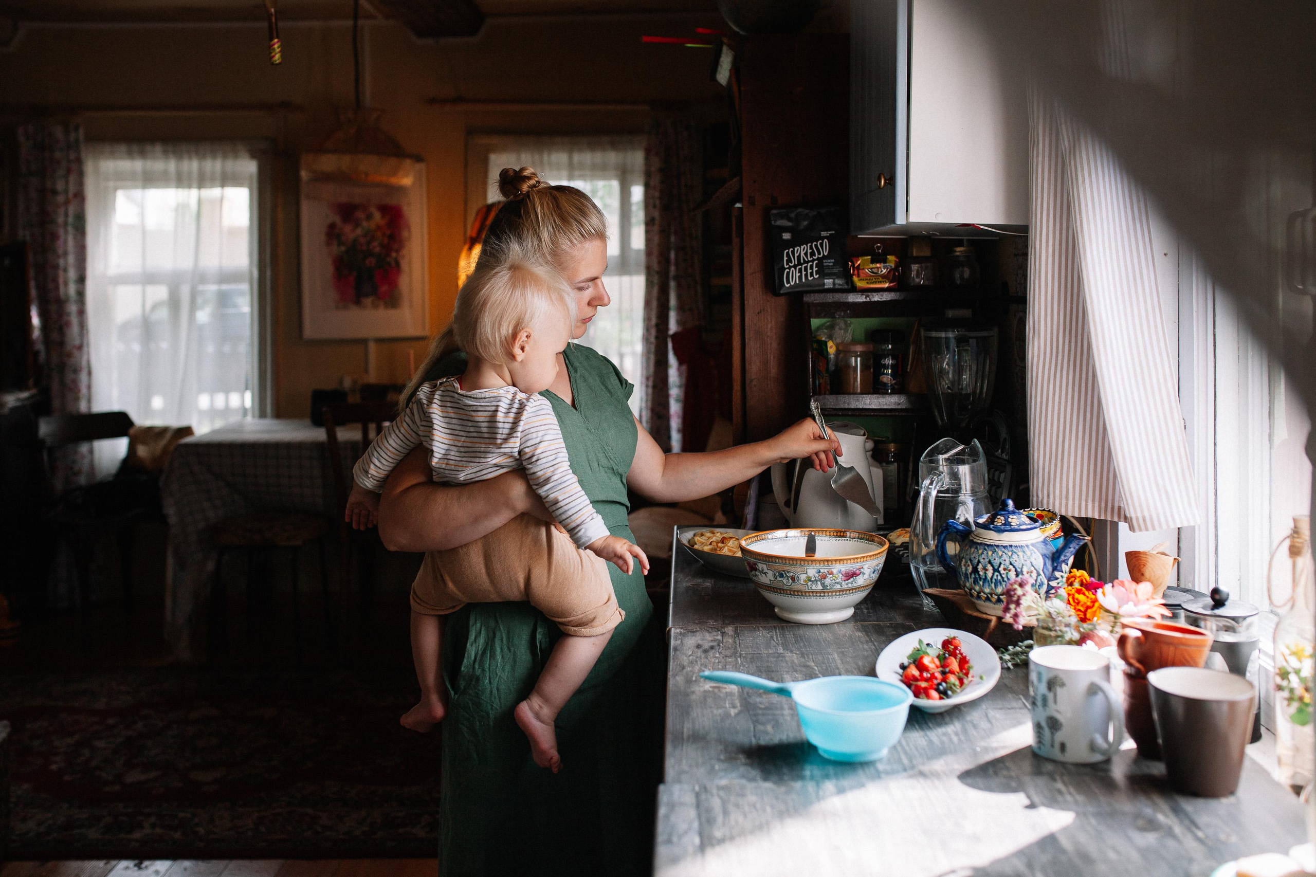 Виталий, Аня, Маруся и Лёша, съемка на даче. Семейный фотограф Трусова Евгения в Екатеринбурге