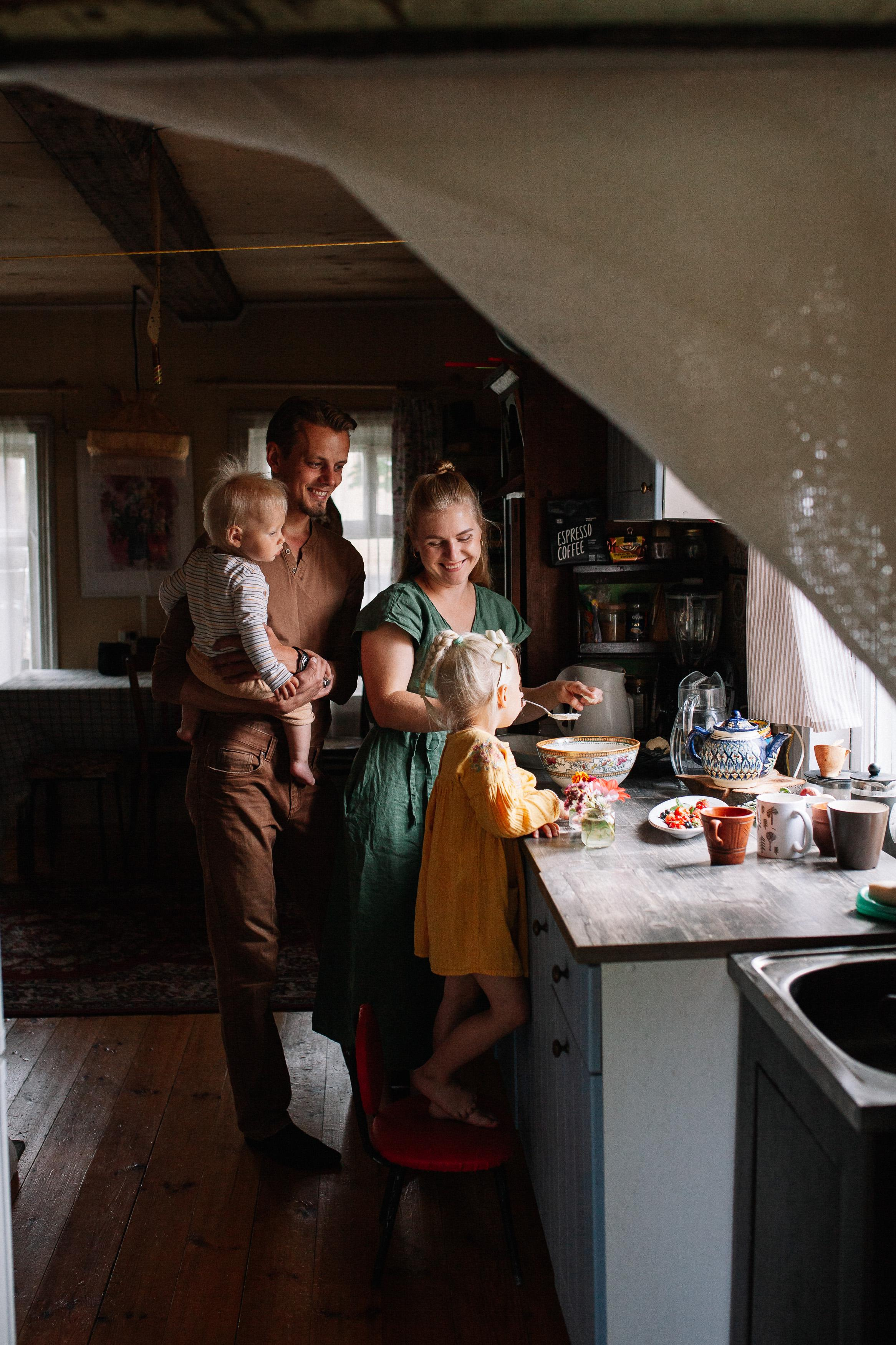 Виталий, Аня, Маруся и Лёша, съемка на даче. Семейный фотограф Трусова Евгения в Екатеринбурге