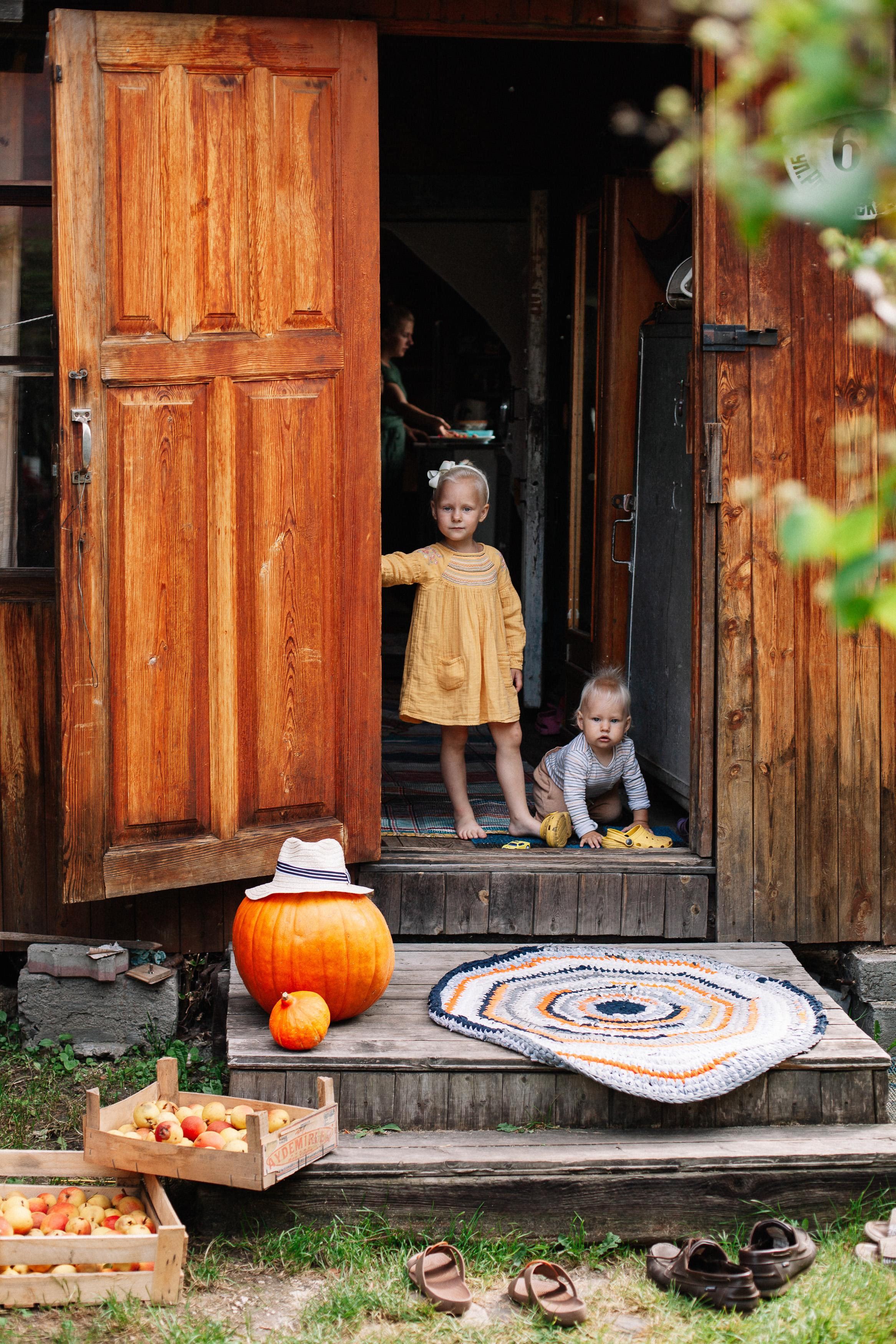 Виталий, Аня, Маруся и Лёша, съемка на даче. Семейный фотограф Трусова Евгения в Екатеринбурге