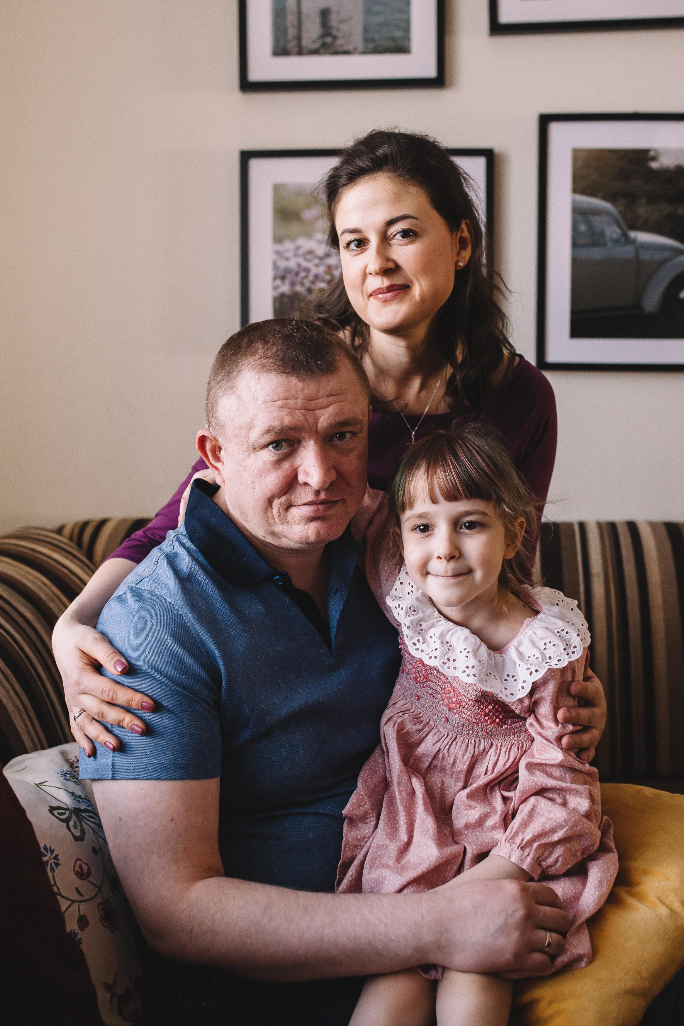 Сергей, Мария и Ксюша. Семейная фотосессия дома 2.03.2022 г. Семейный фотограф Трусова Евгения в Екатеринбурге