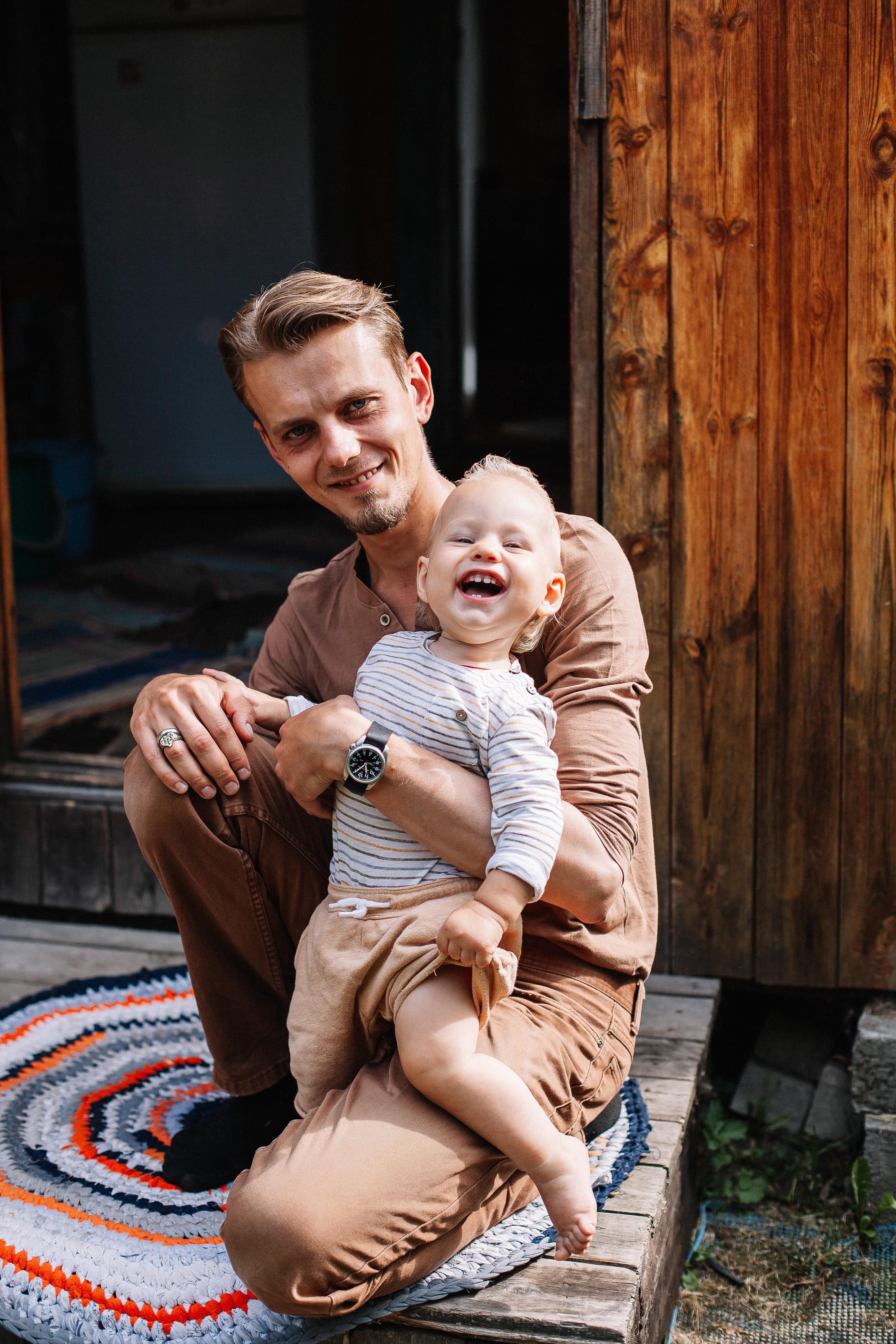 Виталий, Аня, Маруся и Лёша, съемка на даче. Семейный фотограф Трусова Евгения в Екатеринбурге