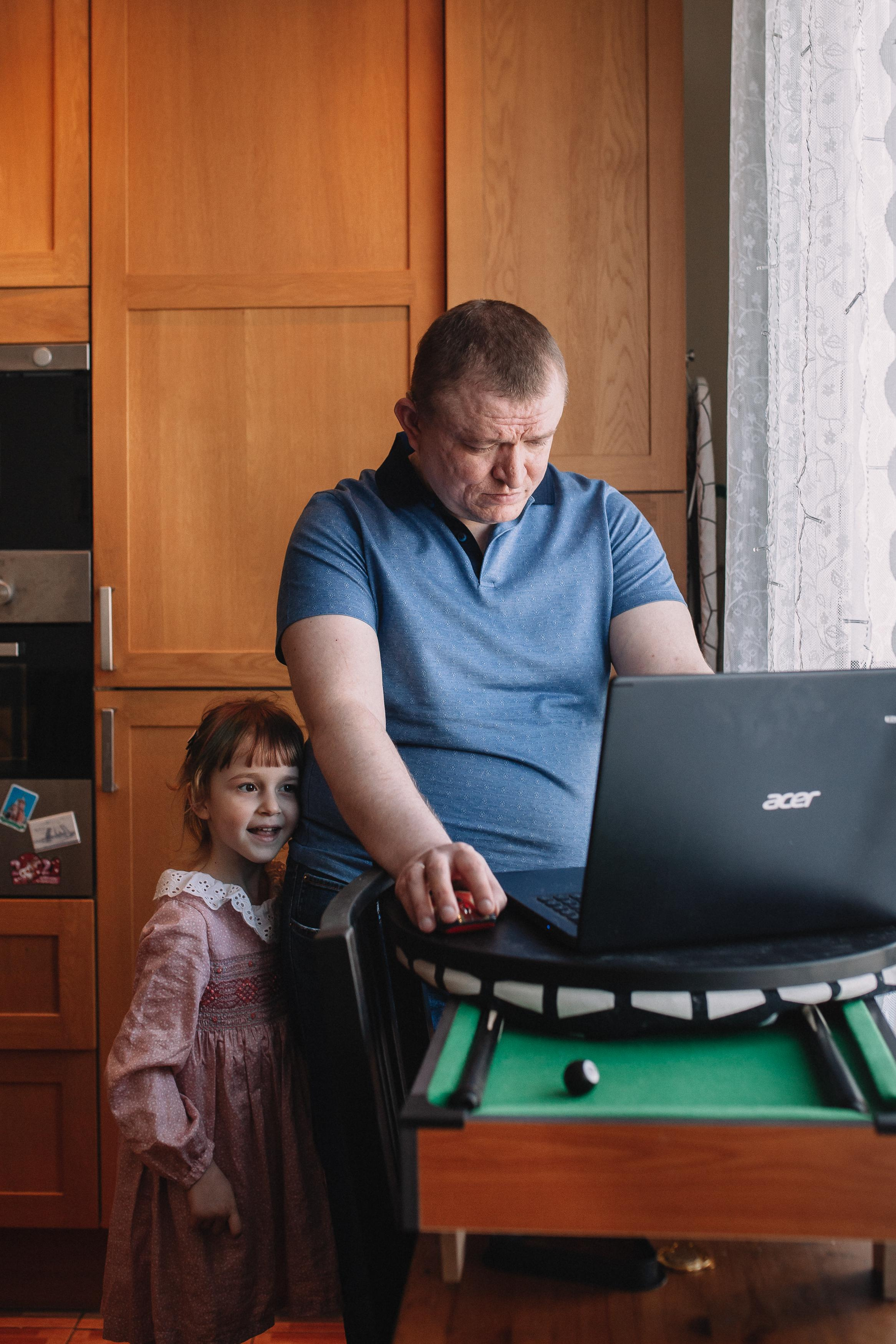 Сергей, Мария и Ксюша. Семейная фотосессия дома 2.03.2022 г. Семейный фотограф Трусова Евгения в Екатеринбурге