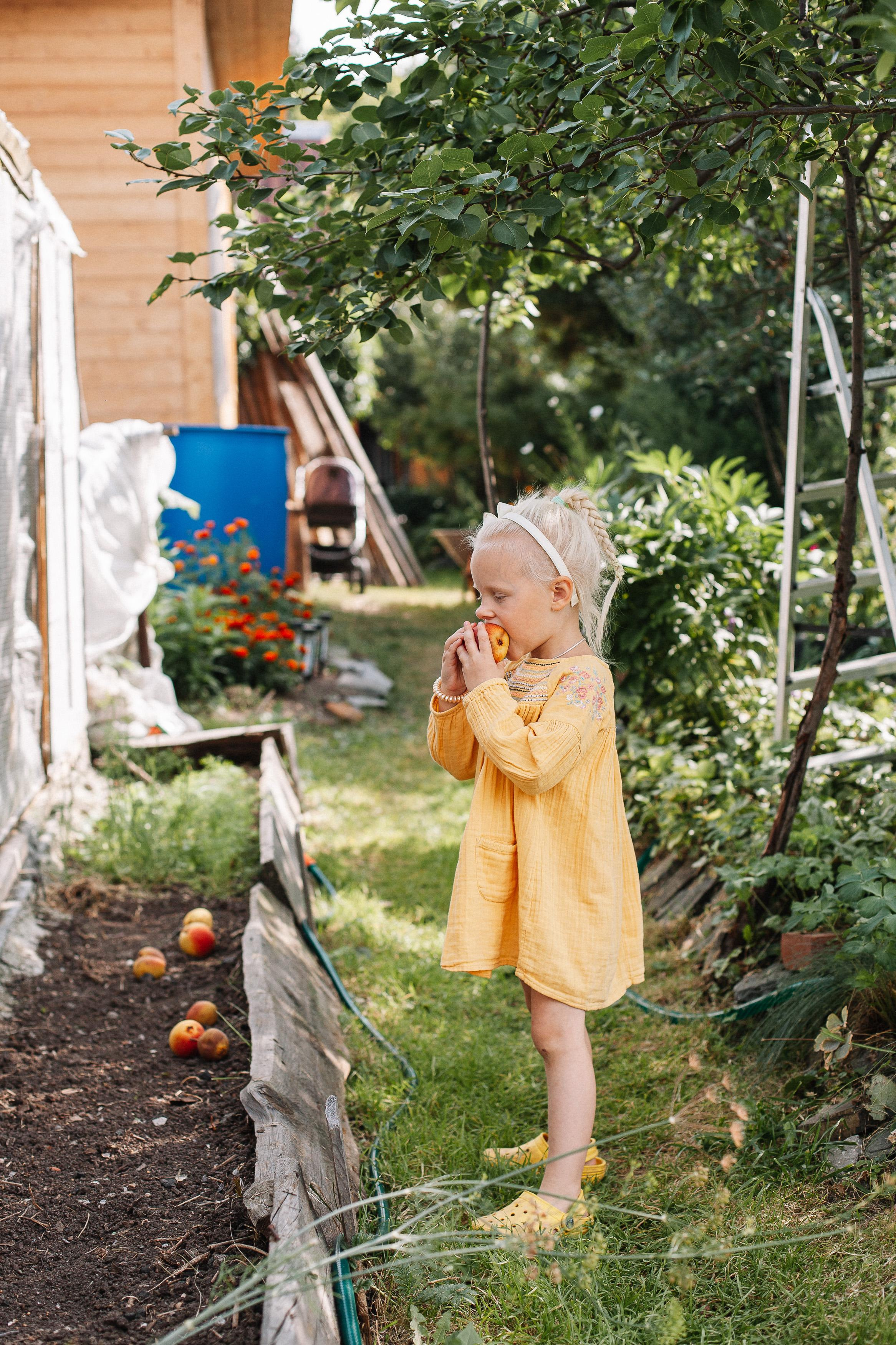 Виталий, Аня, Маруся и Лёша, съемка на даче. Семейный фотограф Трусова Евгения в Екатеринбурге