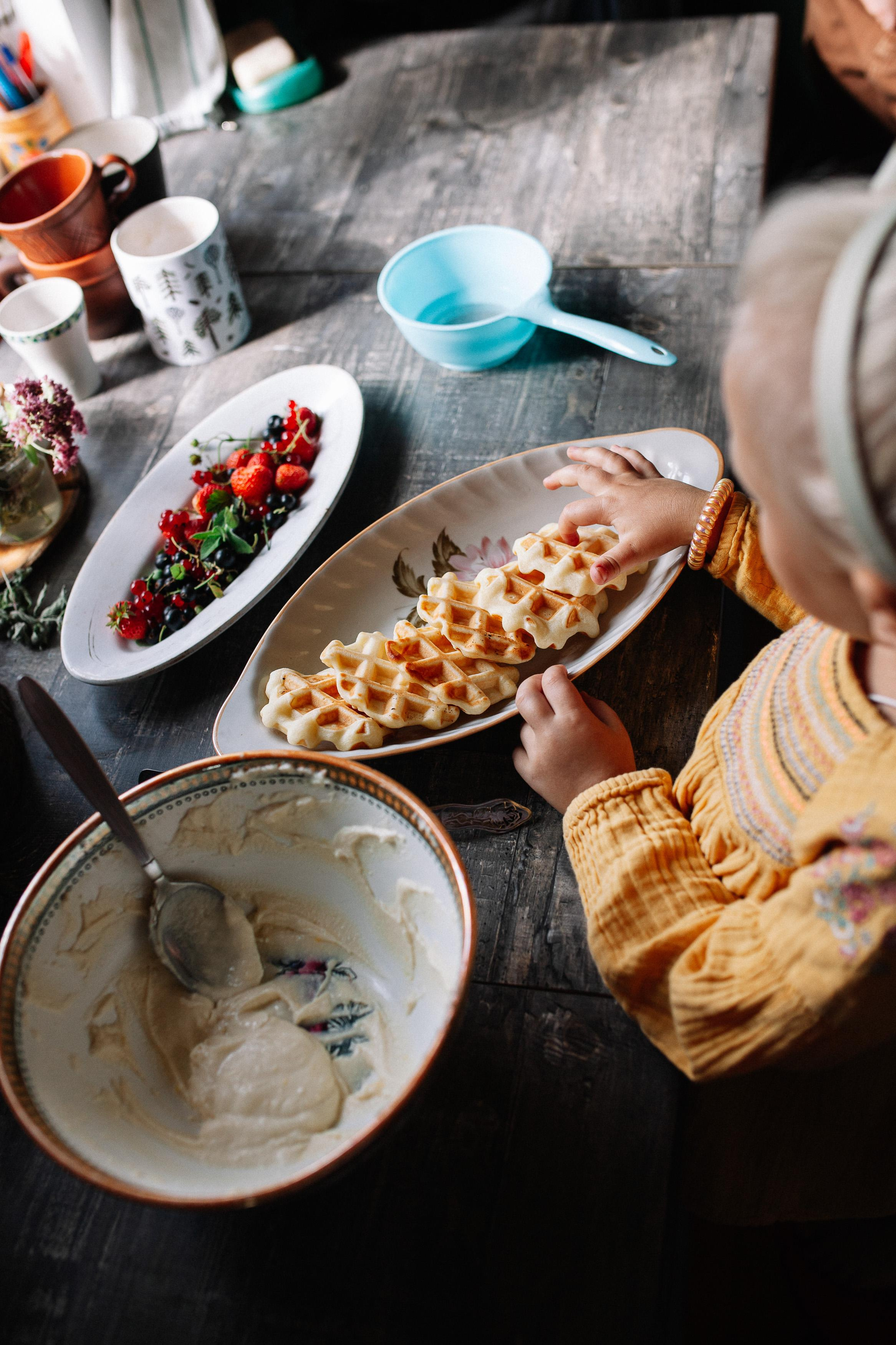 Виталий, Аня, Маруся и Лёша, съемка на даче. Семейный фотограф Трусова Евгения в Екатеринбурге
