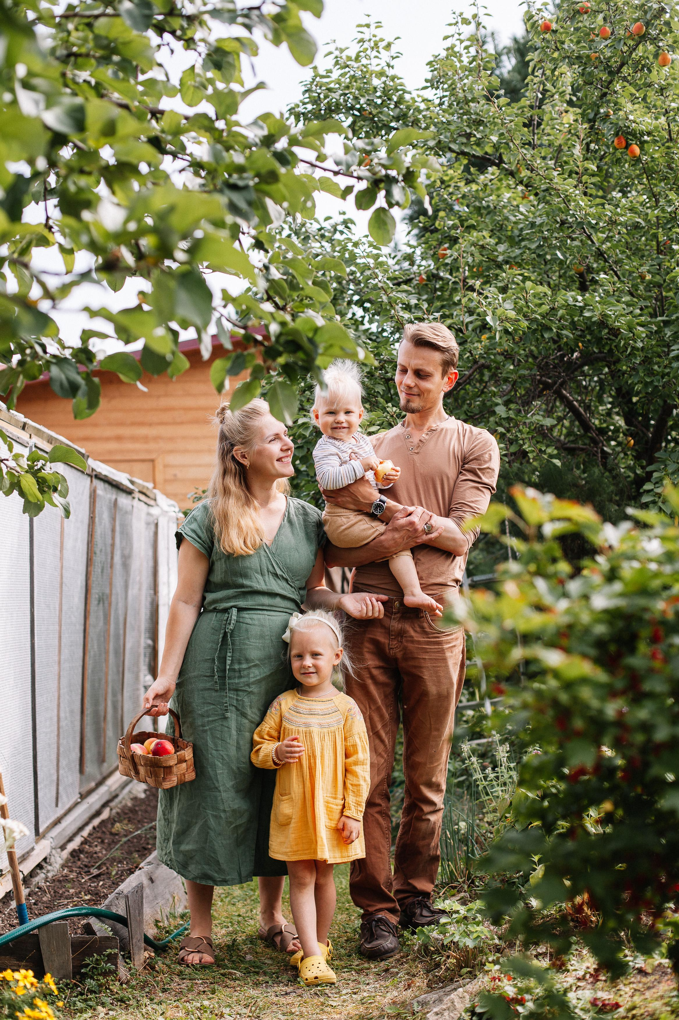 Виталий, Аня, Маруся и Лёша, съемка на даче. Семейный фотограф Трусова Евгения в Екатеринбурге