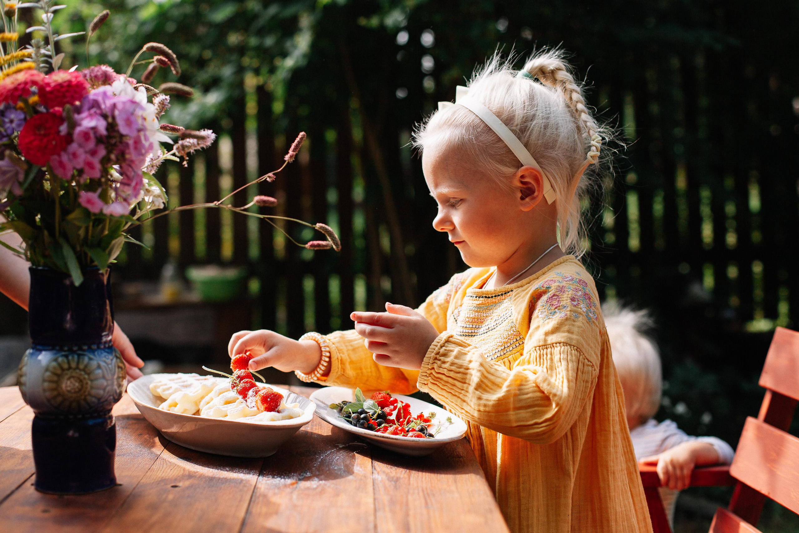 Виталий, Аня, Маруся и Лёша, съемка на даче. Семейный фотограф Трусова Евгения в Екатеринбурге
