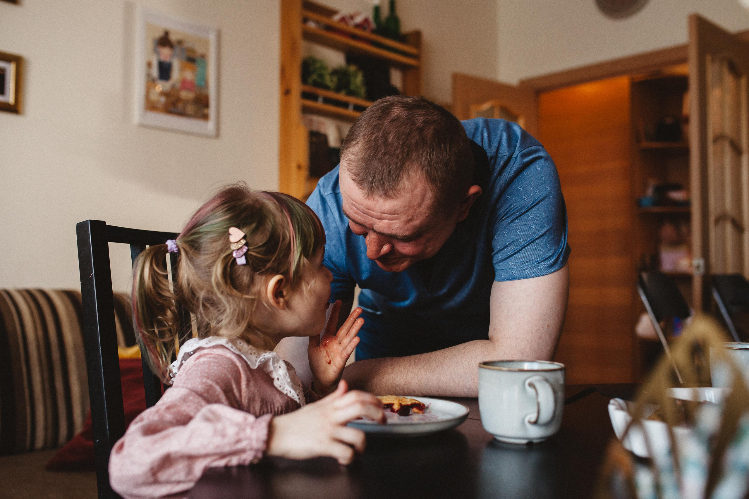 Сергей, Мария и Ксюша. Семейная фотосессия дома 2.03.2022 г. Семейный фотограф Трусова Евгения в Екатеринбурге