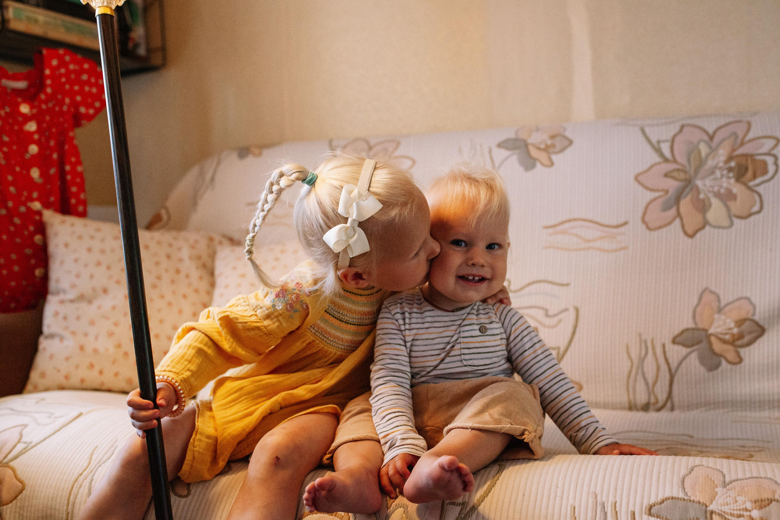 Виталий, Аня, Маруся и Лёша, съемка на даче. Семейный фотограф Трусова Евгения в Екатеринбурге