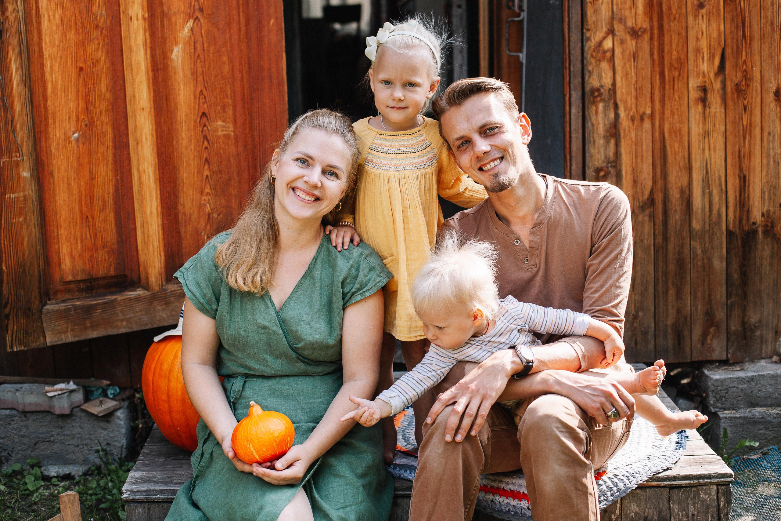 Виталий, Аня, Маруся и Лёша, съемка на даче. Семейный фотограф Трусова Евгения в Екатеринбурге