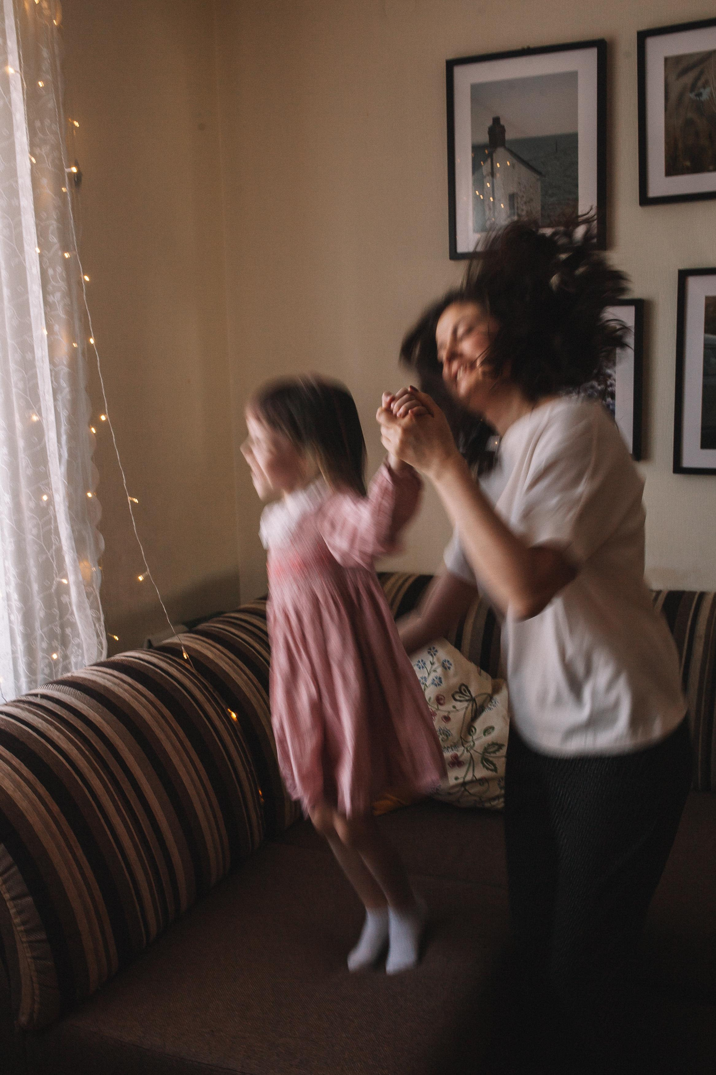 Сергей, Мария и Ксюша. Семейная фотосессия дома 2.03.2022 г. Семейный фотограф Трусова Евгения в Екатеринбурге