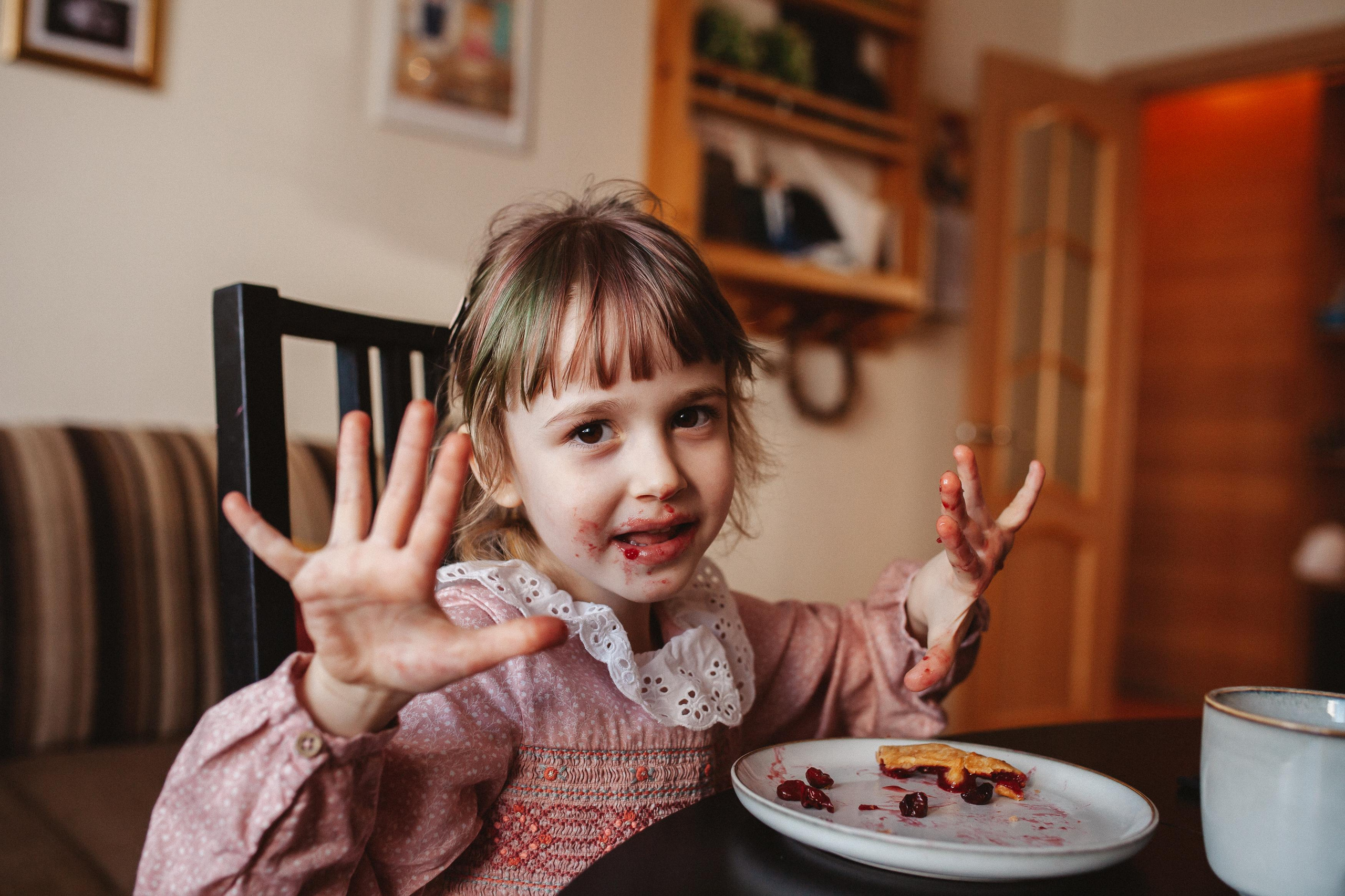 Сергей, Мария и Ксюша. Семейная фотосессия дома 2.03.2022 г. Семейный фотограф Трусова Евгения в Екатеринбурге