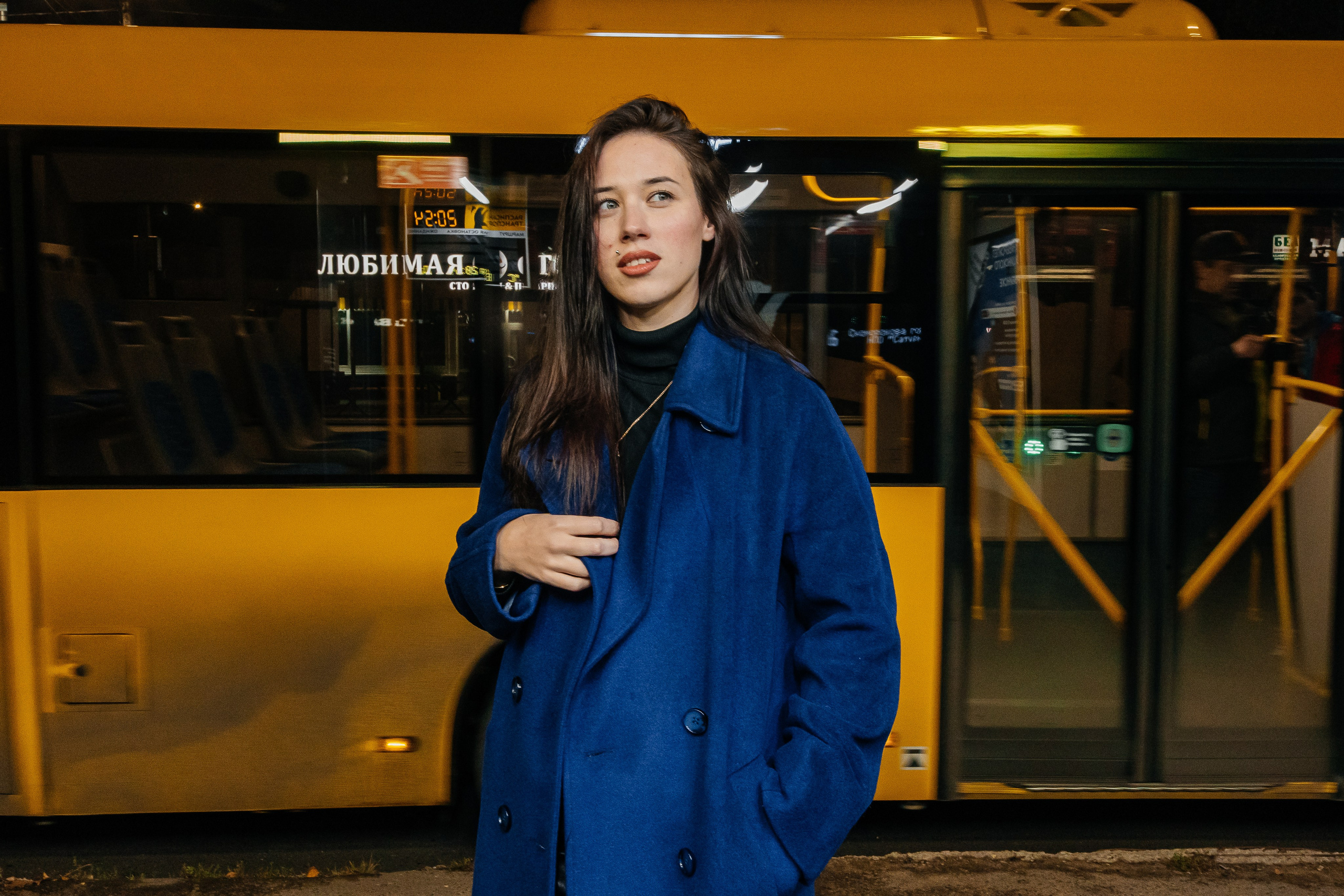 Портрет ночью у дверей автобуса — фотосессия в Рыбинске