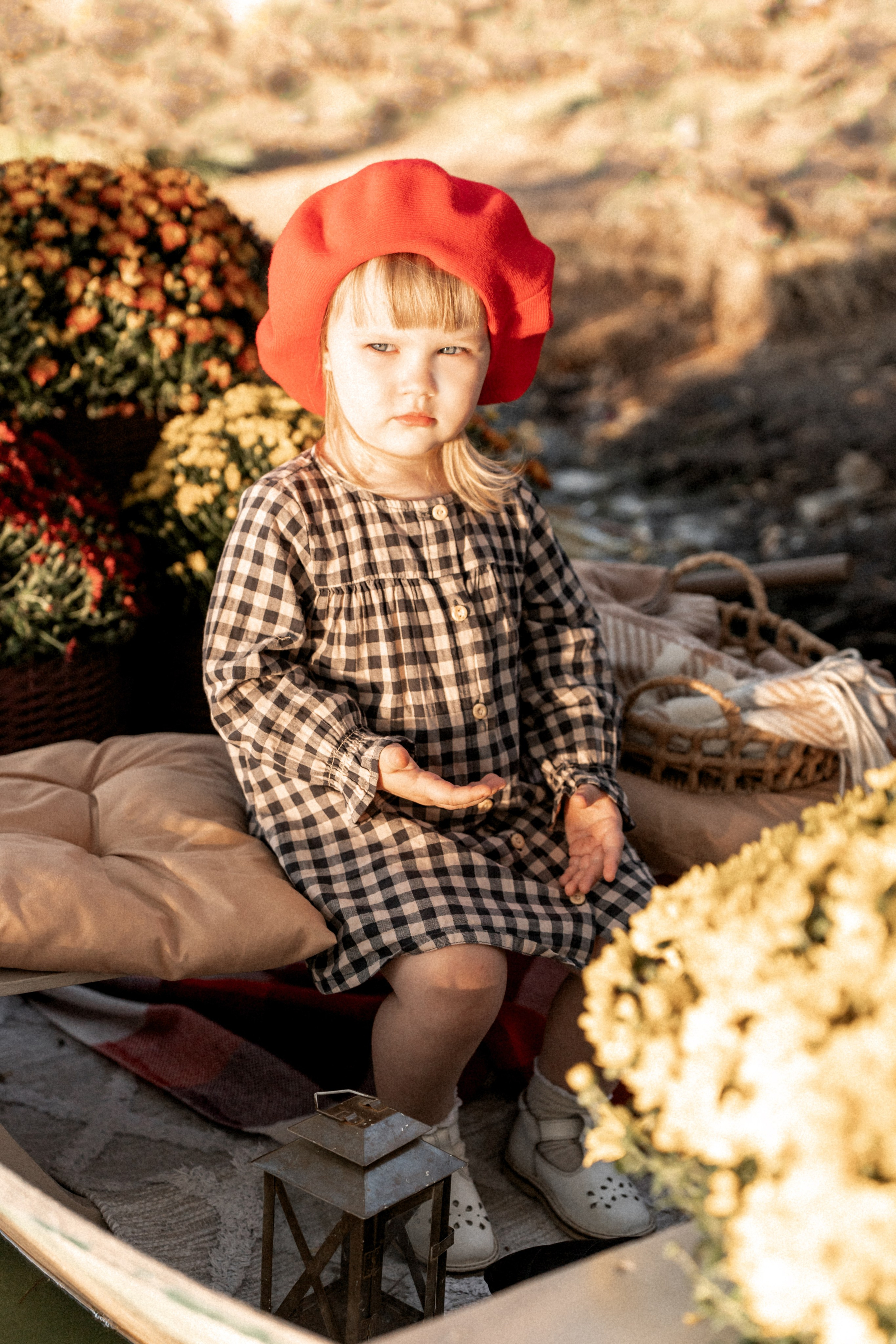 Хризантемовое плаванье маленькой мечтательницы. Ваш семейный фотограф в Минске — Вика Трегубова