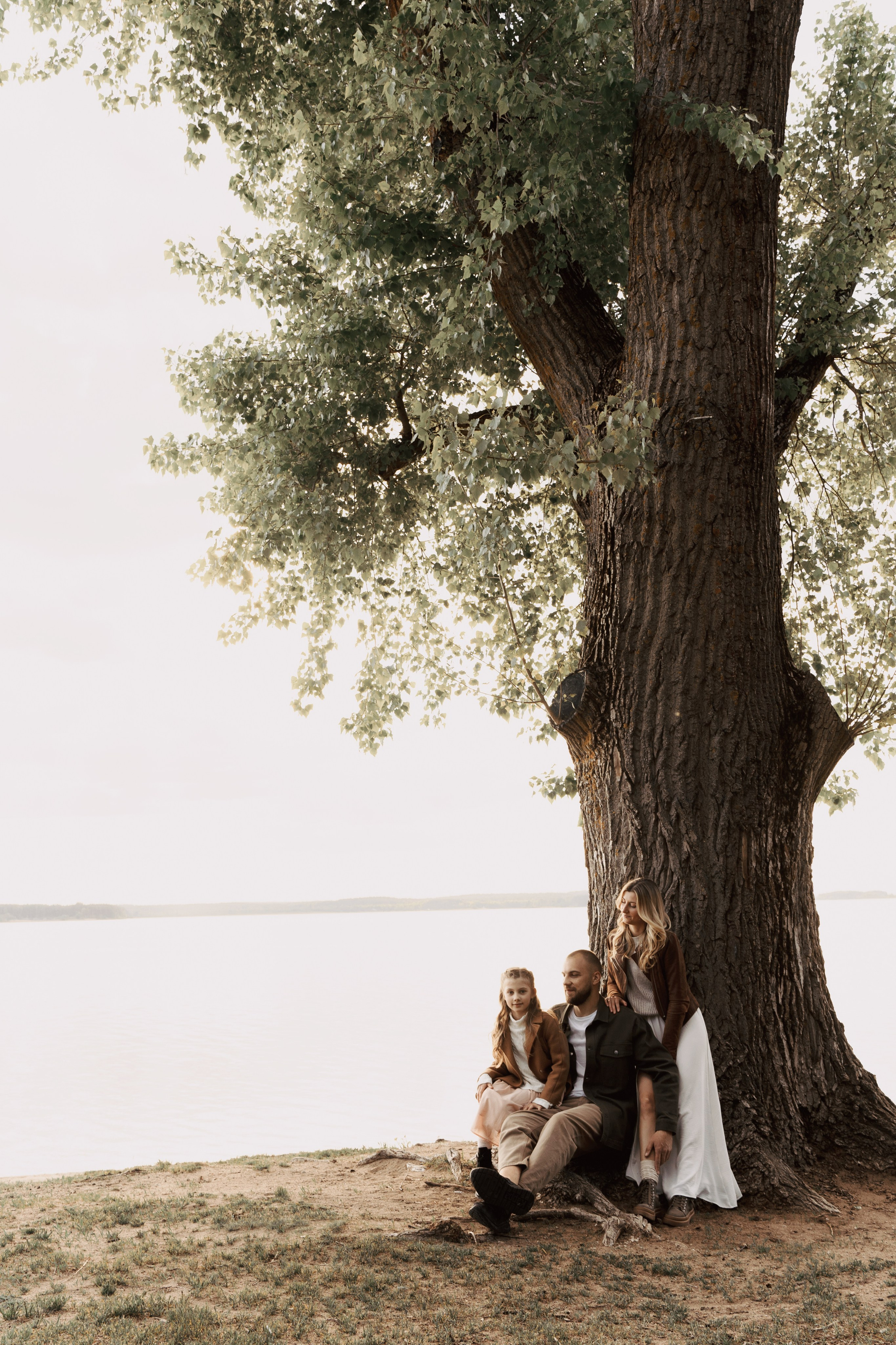 Весеннее тепло семьи на берегу Минского моря. Ваш семейный фотограф в Минске — Вика Трегубова