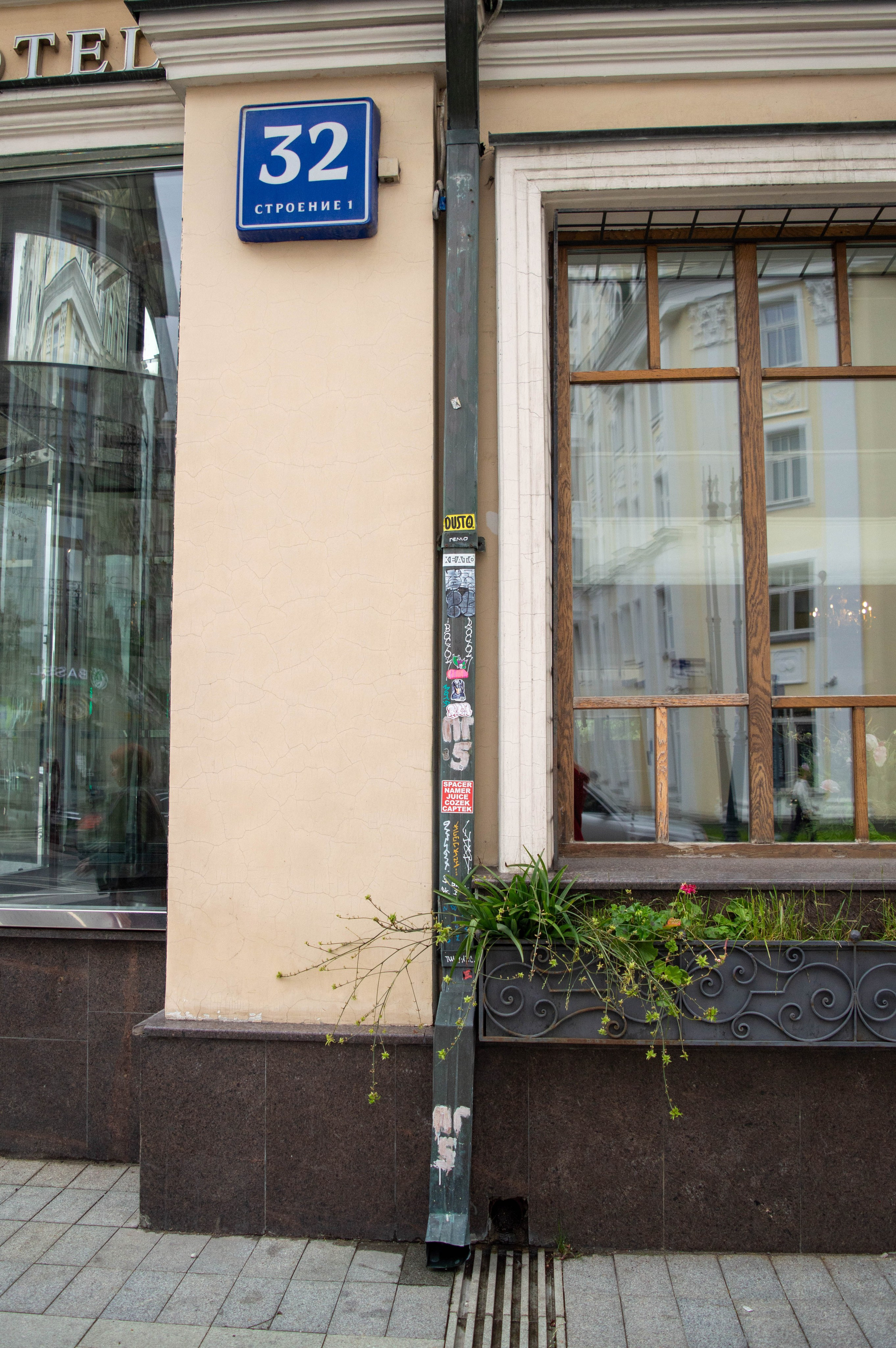 Типология «Стикербомбинг в городе». Фотограф Анастасия Лощакова в Москве