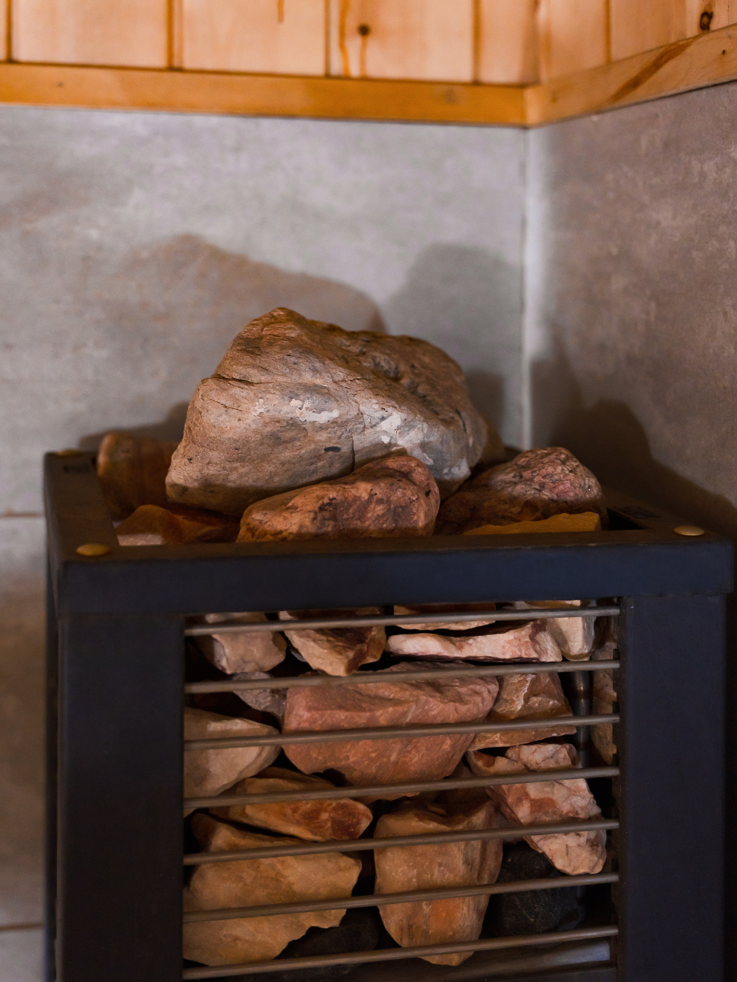 Фотосъемка бани, кухни-столовой для гостевого дома на острове Ольхон. Фотосъемка и видеосъемка недвижимости, интерьерная фотосъемка в г. Иркутске