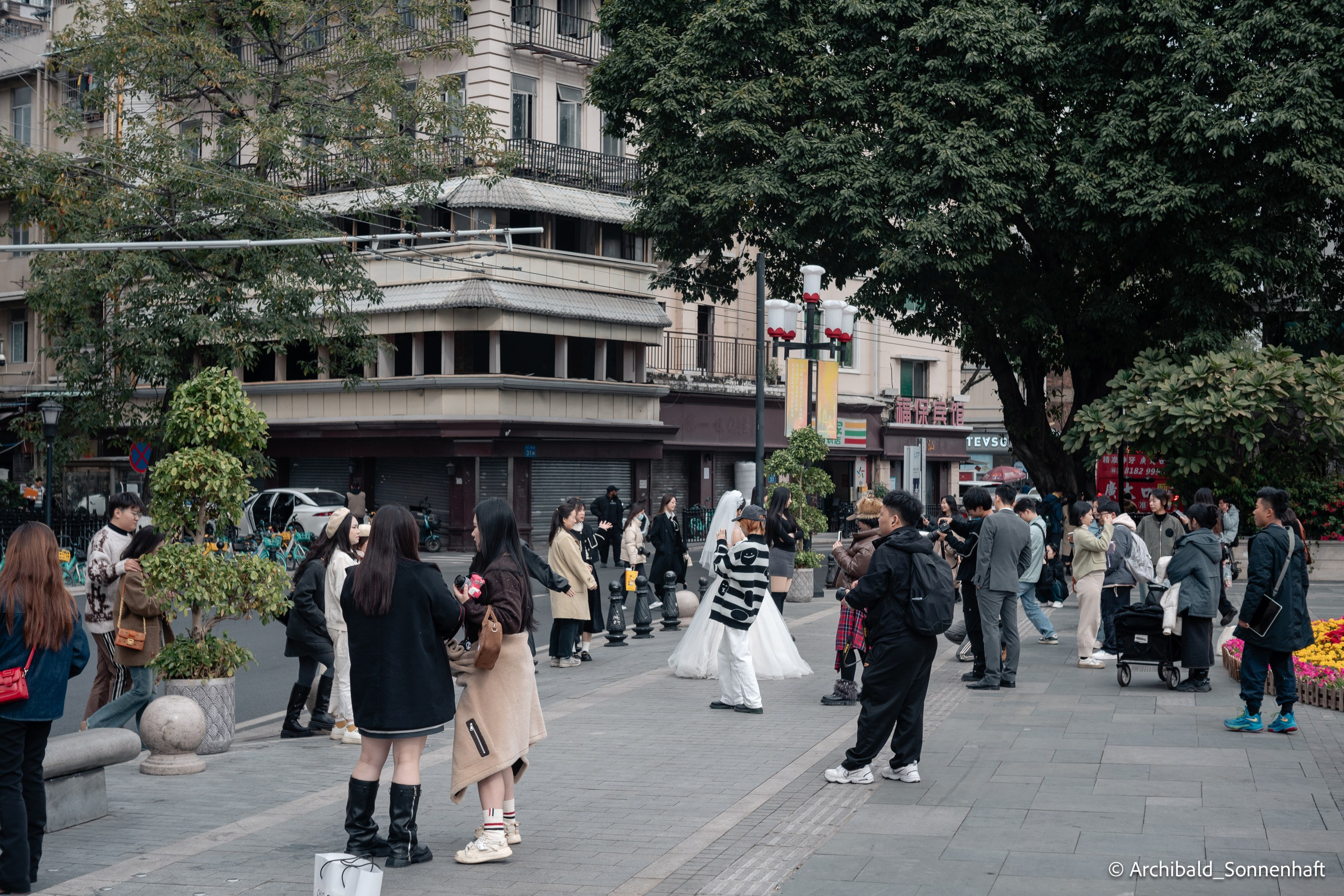 Walking in GZ, sunday. Photographer in Guangzhou, China. Archibald Sonnenhaft